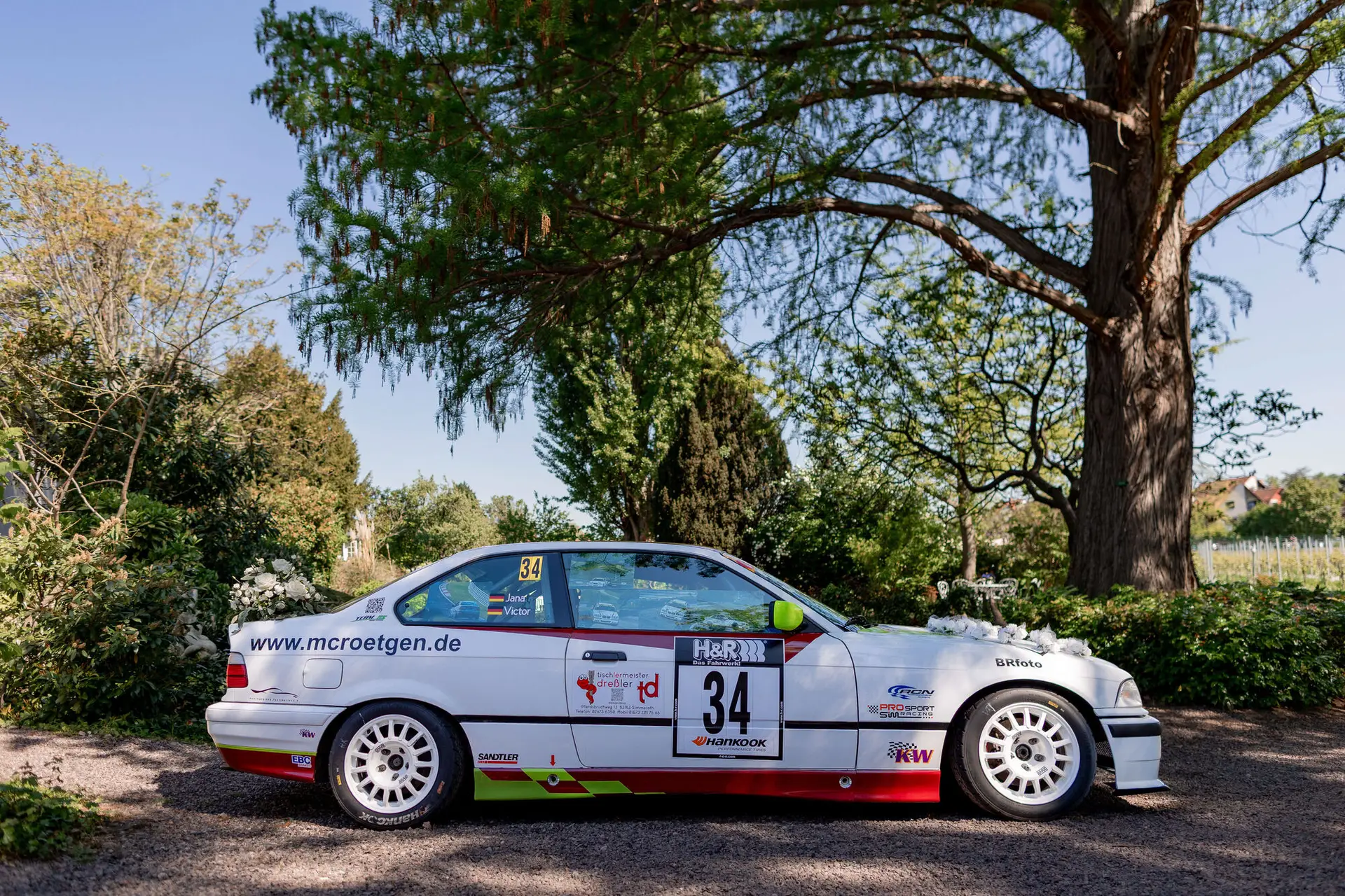 Rallyeauto als besonderes Hochzeits-Accessoire im Gutspark des Weinguts