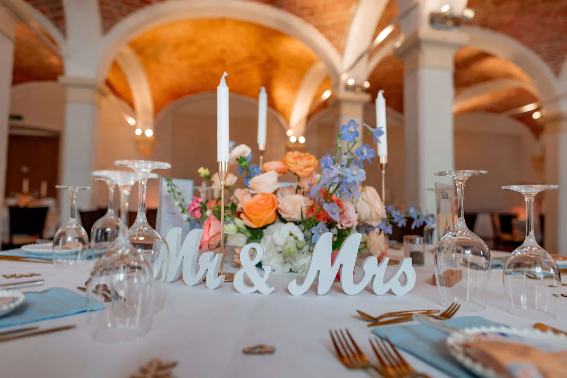 Mr & Mrs Tischdekoration mit buntem Blumenstrauß und Kerzen