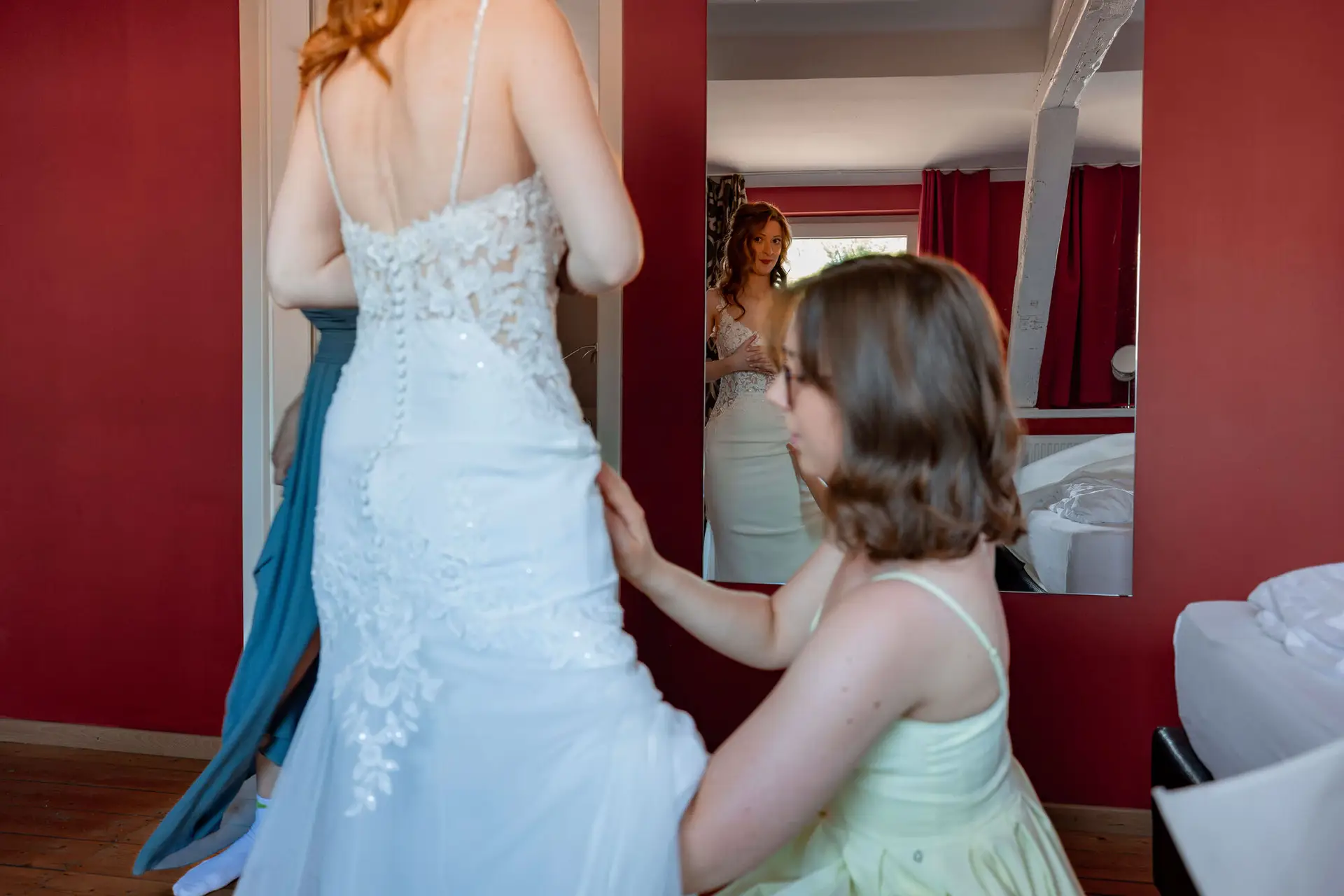 Detailaufnahme beim Zuschnüren des Brautkleids mit filigraner Rückenpaspel