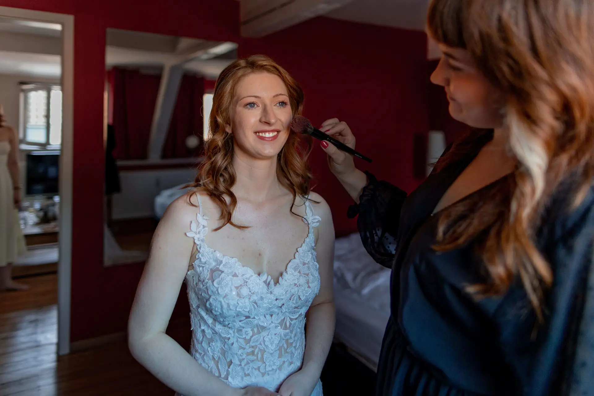 Strahlende Braut erhält letzte Make-up-Touches vor der Zeremonie