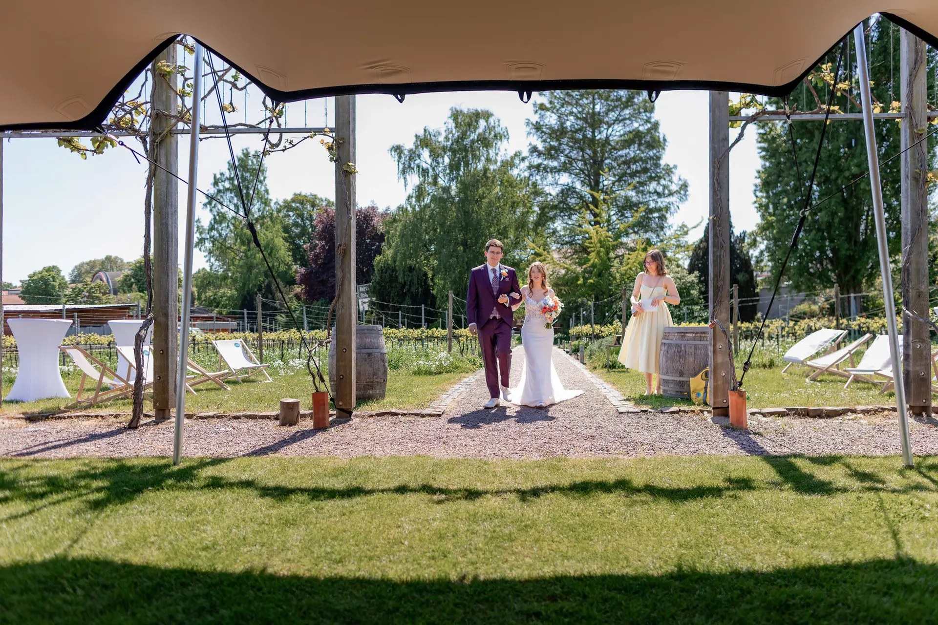 Hochzeitsgast malt Detail eines Malen-nach-Zahlen-Bildes während der Trauung aus