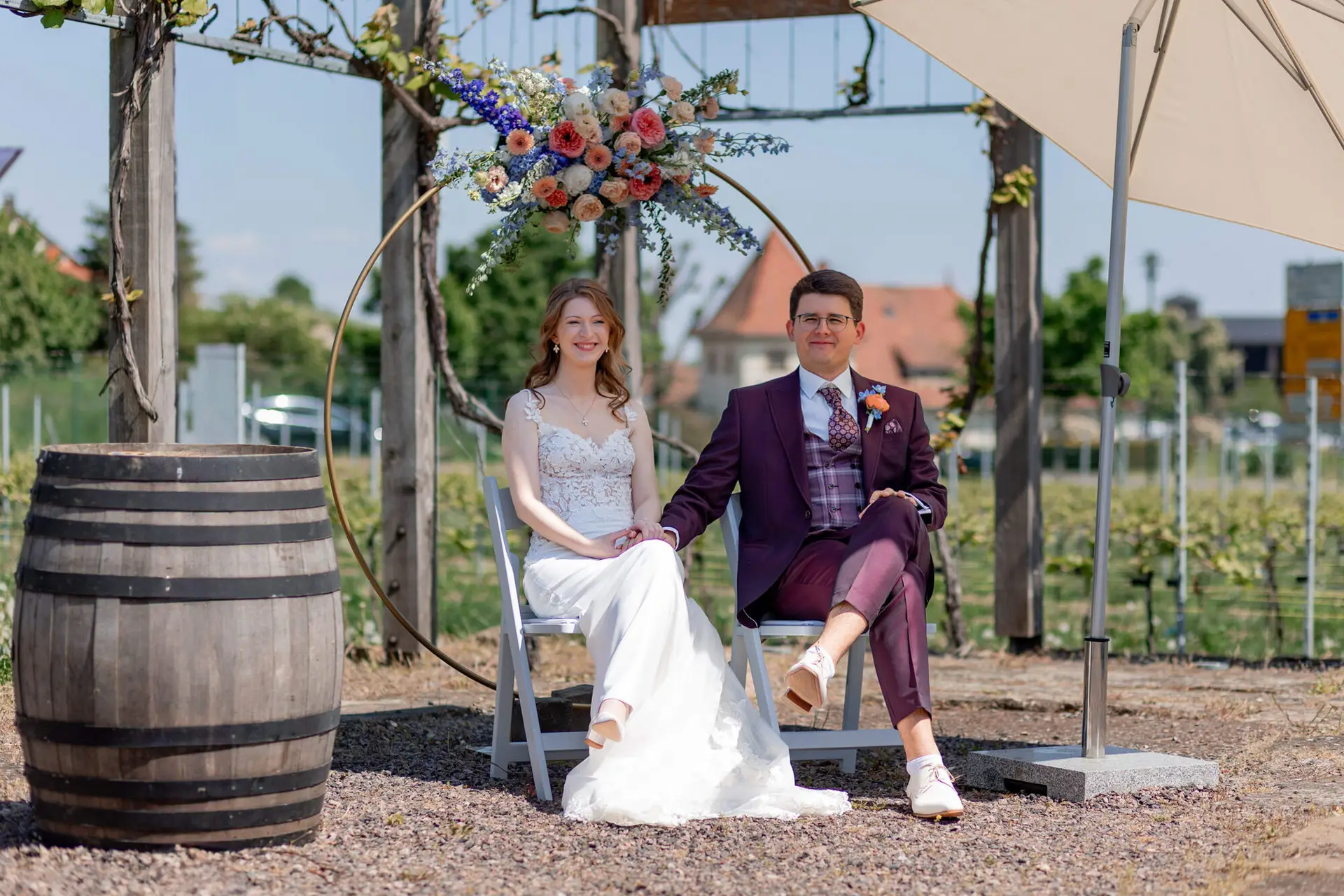 Brautpaar malt gemeinsam am Malen-nach-Zahlen-Bild bei der freien Trauung