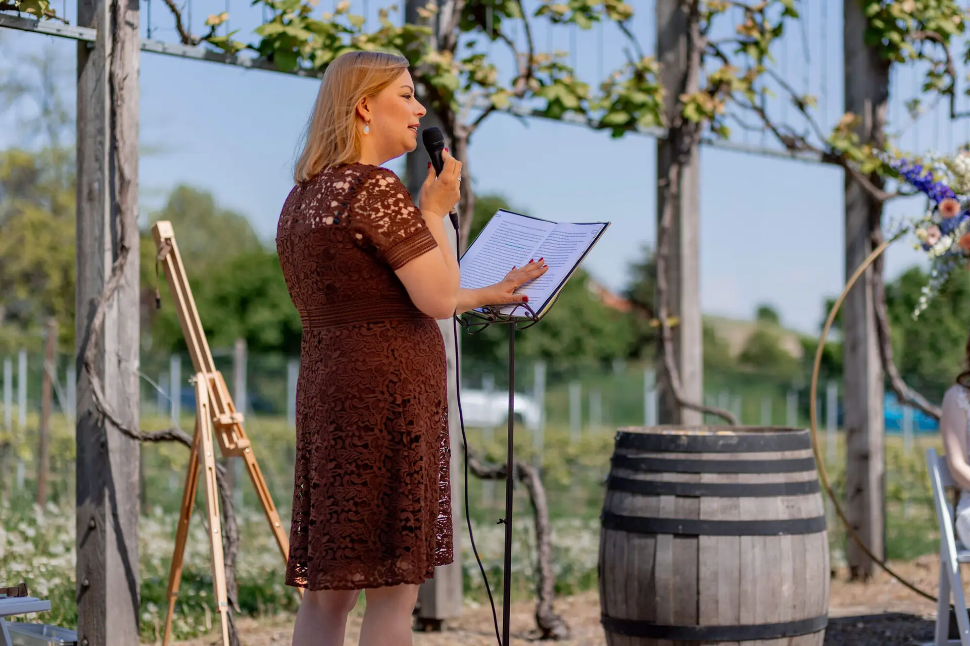 Nahaufnahme vom Malen-nach-Zahlen-Bild mit Farbpalette während der Hochzeitszeremonie