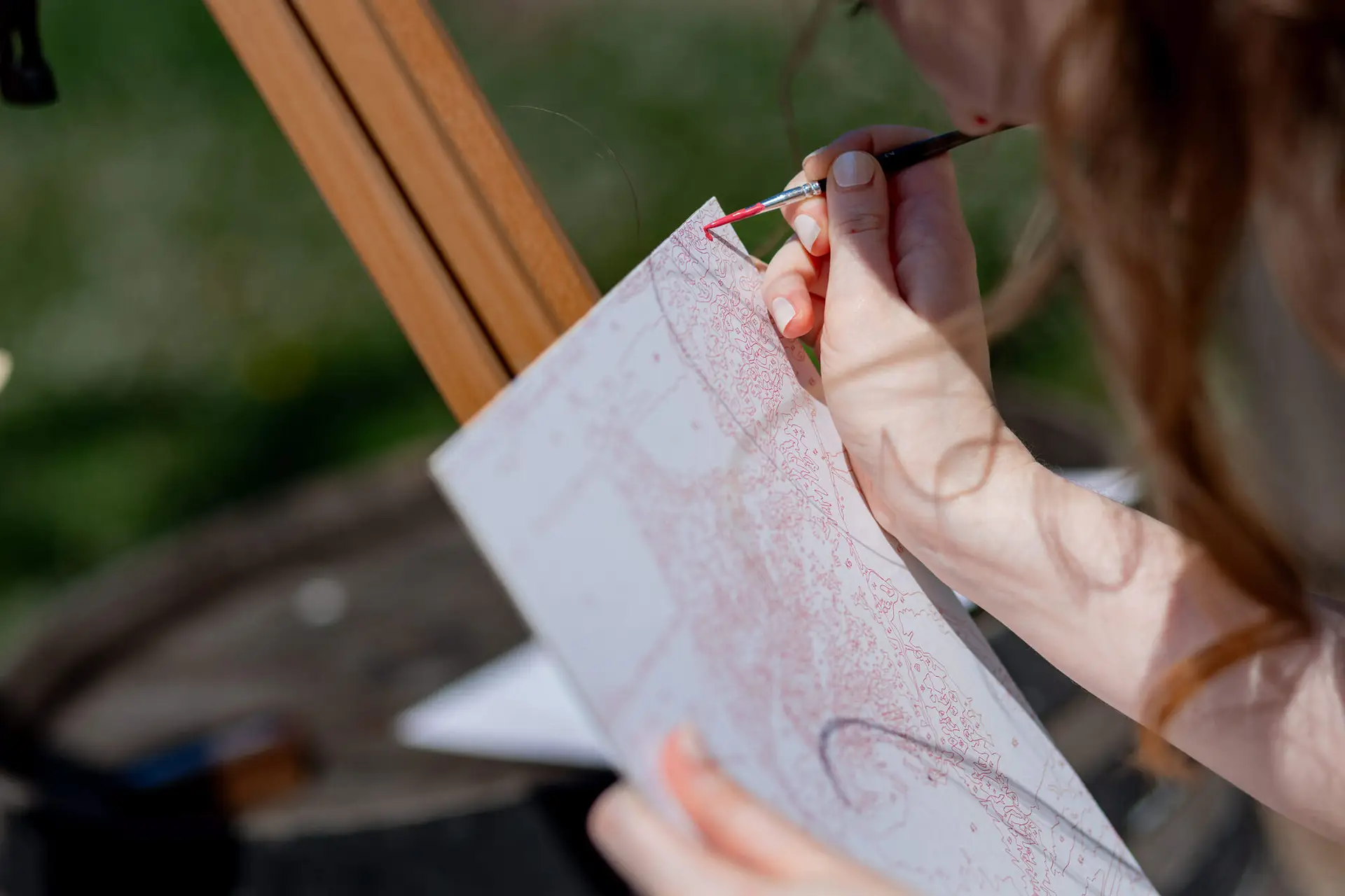 Hochzeitsgäste beim interaktiven Memory-Kennenlernspiel mit Namenskärtchen