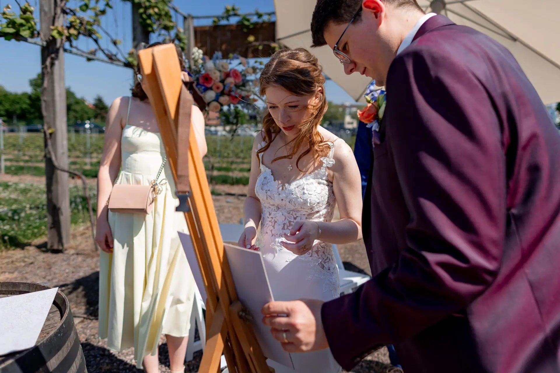 Hochzeitsgast zeigt Spielkarte mit Namenskärtchen beim Memory-Spiel
