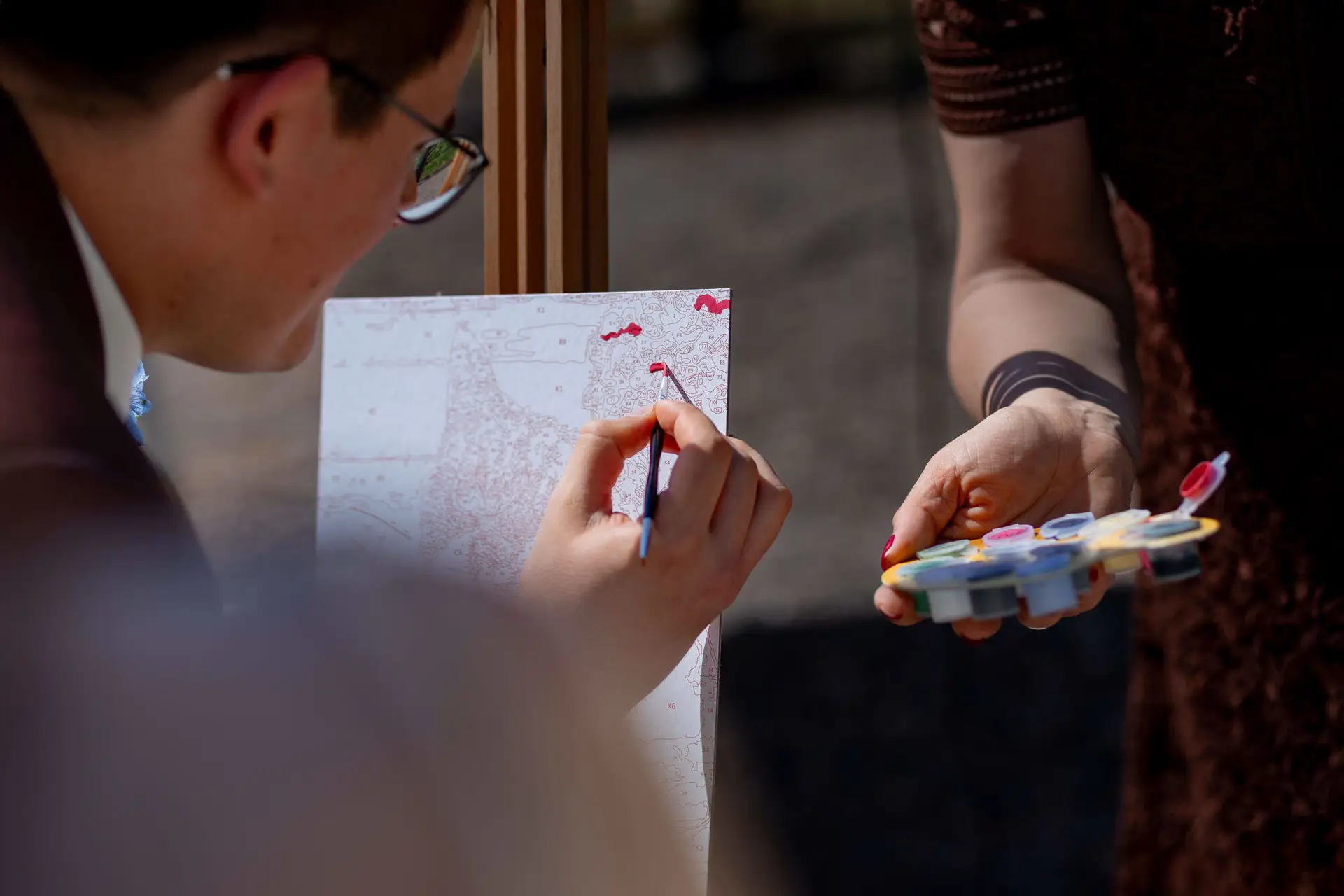 Detailaufnahme der Brautschuhe und Füße des Brautpaars auf den Stufen des Pavillons