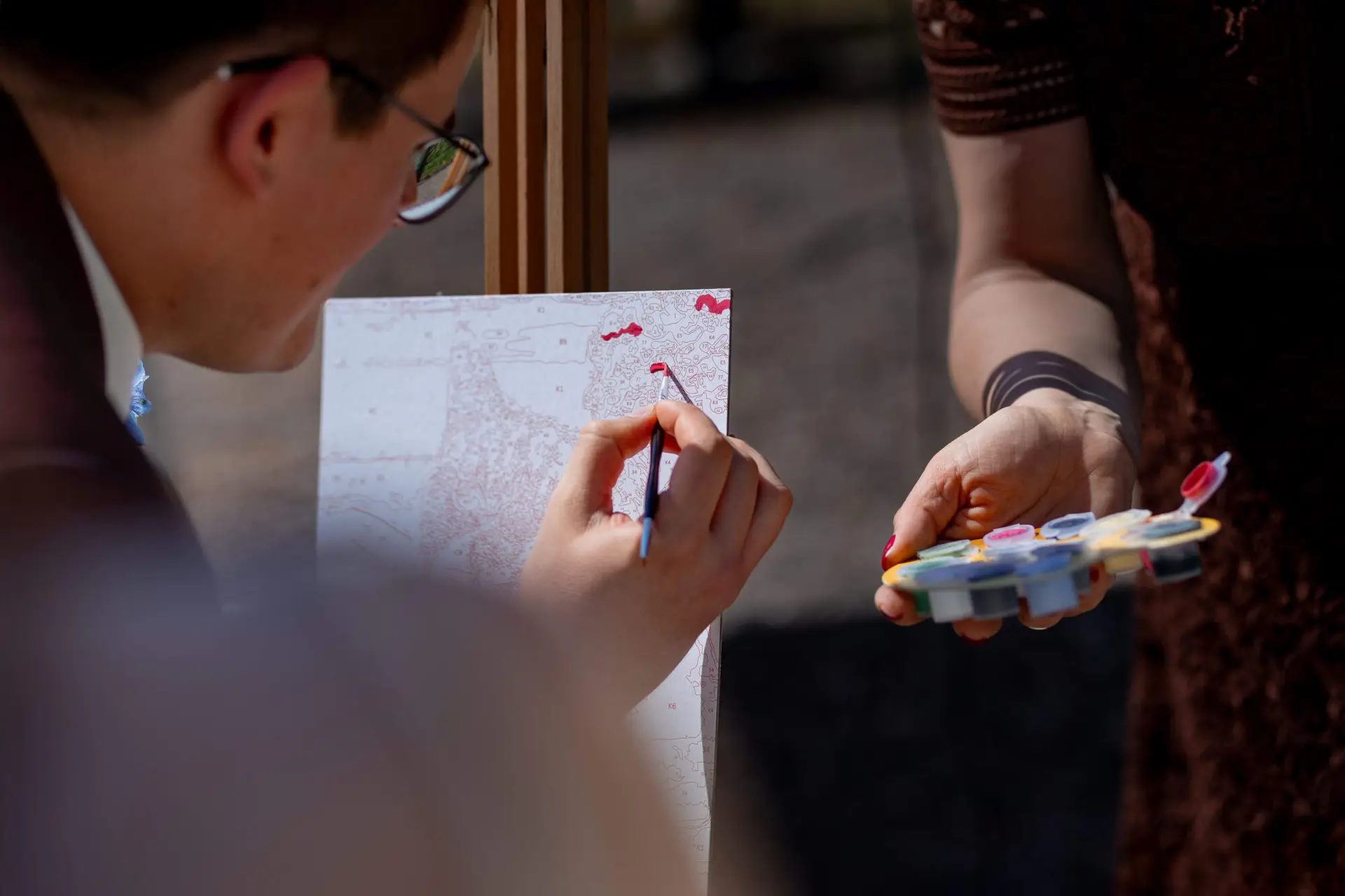 Detailaufnahme der Brautschuhe und Füße des Brautpaars auf Pavillon-Stufen