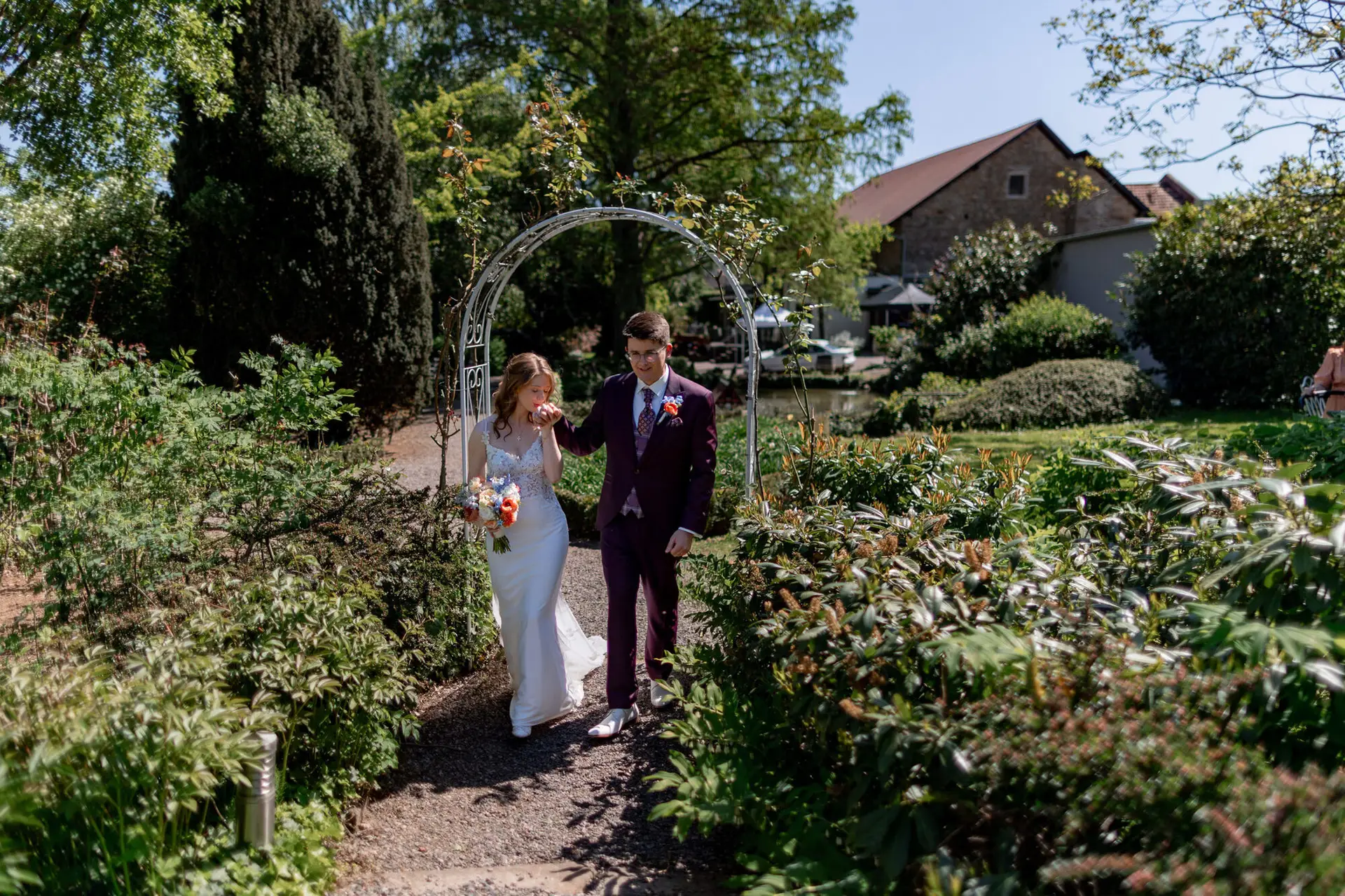 Festlich gedeckter Kuchenbuffet-Tisch unter Pavillon mit Blick auf Weinberge