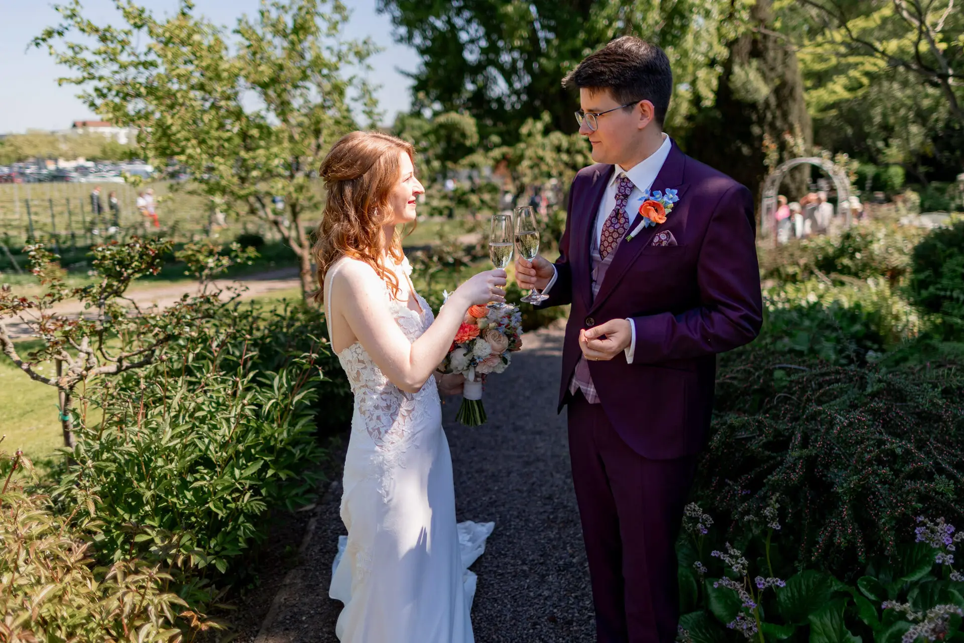 Vogelperspektive auf bunte Obstkuchen und Donuts auf Kuchenbuffet
