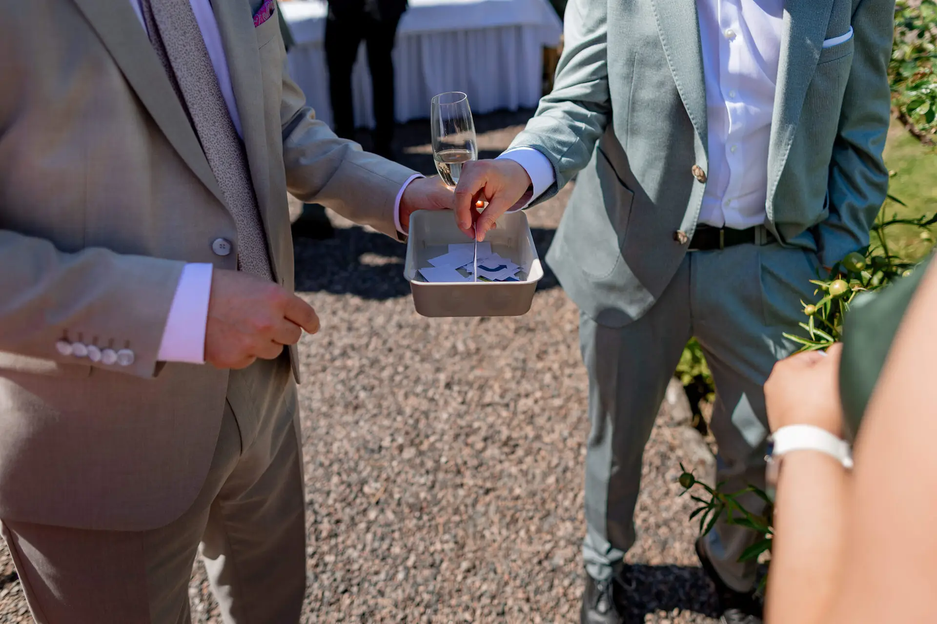 Dekorative Etagere mit Blumendekoration und Kuchen auf Buffet-Tisch