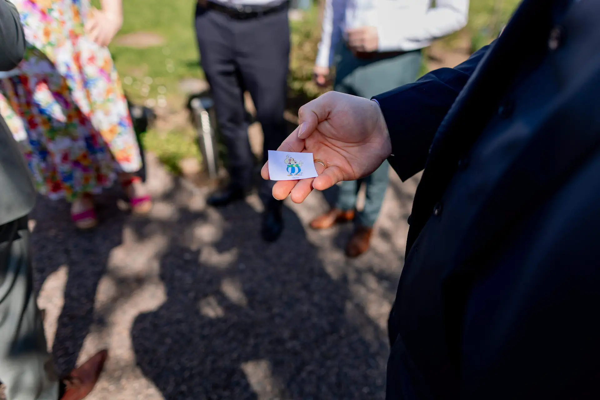 Brautpaar lacht herzlich am Kuchenbuffet bei der Hochzeitsfeier