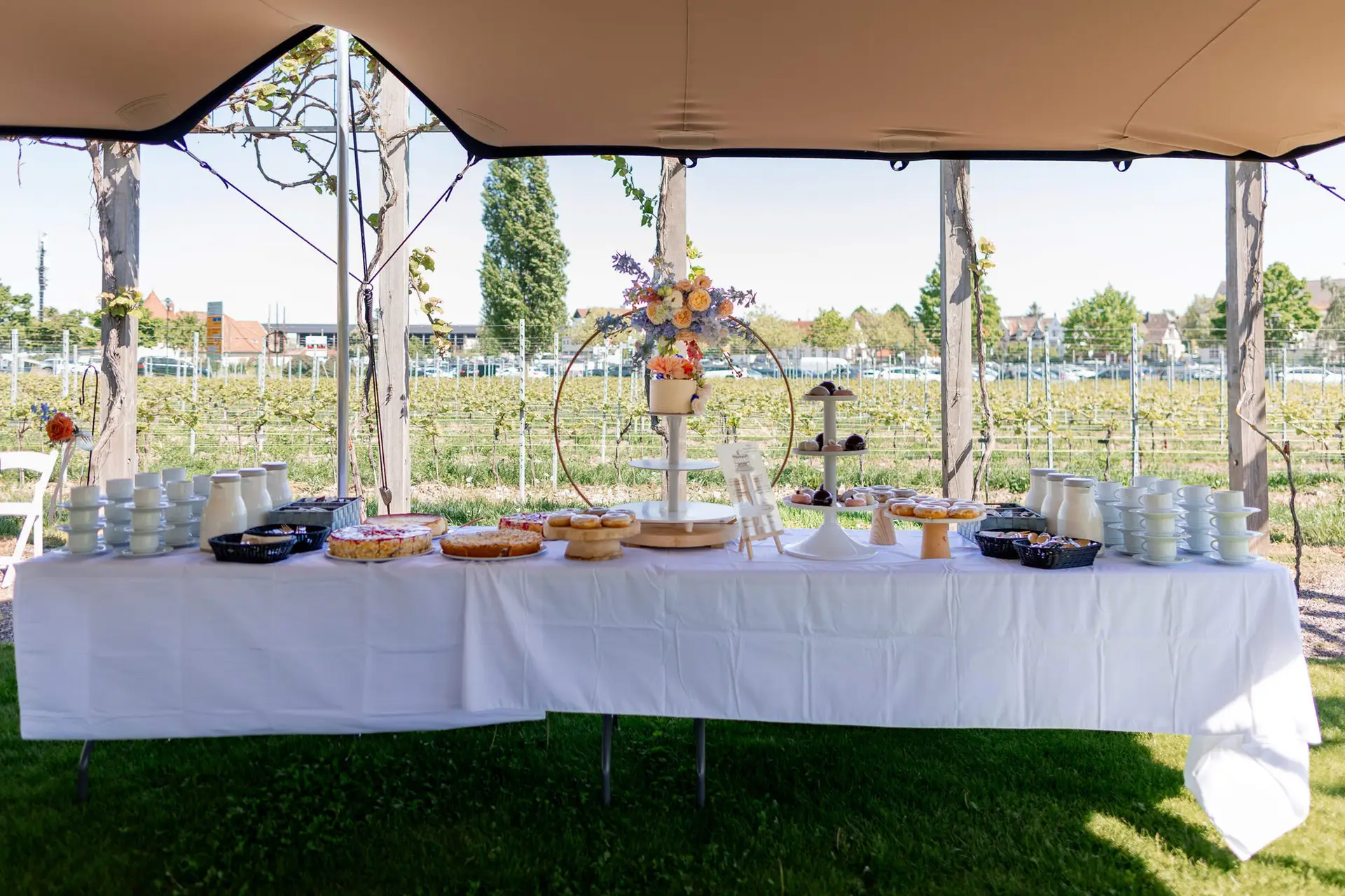 Brautpaar steht strahlend vor traditionellem roten Hochzeits-Fotobox-Hintergrund