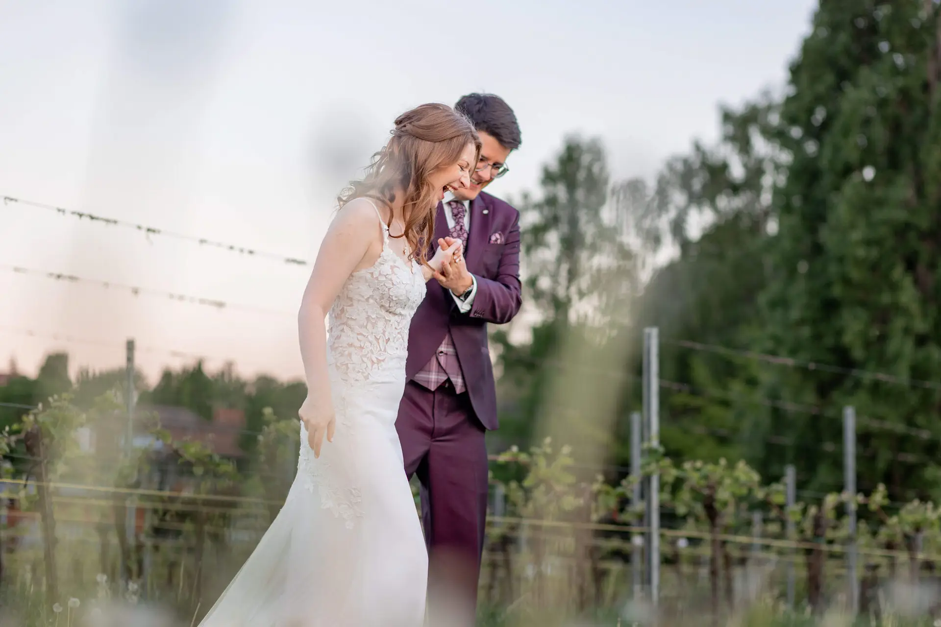 Brautpaar tanzt verliebt in der Golden Hour zwischen Weinreben