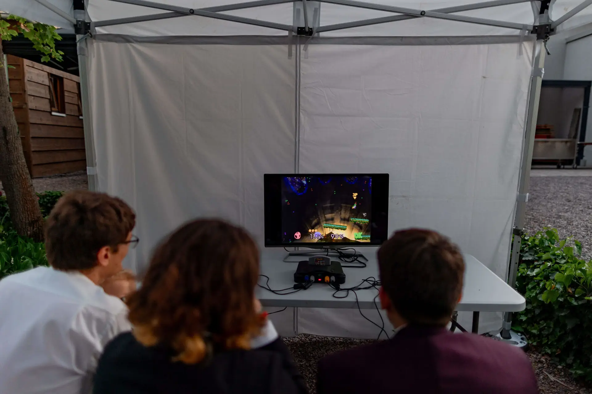 Hochzeitspaar genießt innigen Moment bei der Abendfeier im Weingut