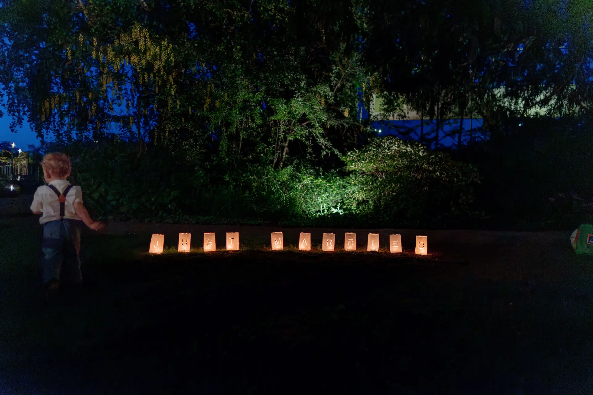 Romantisches Hochzeitsfoto des Paares in entspannter Atmosphäre
