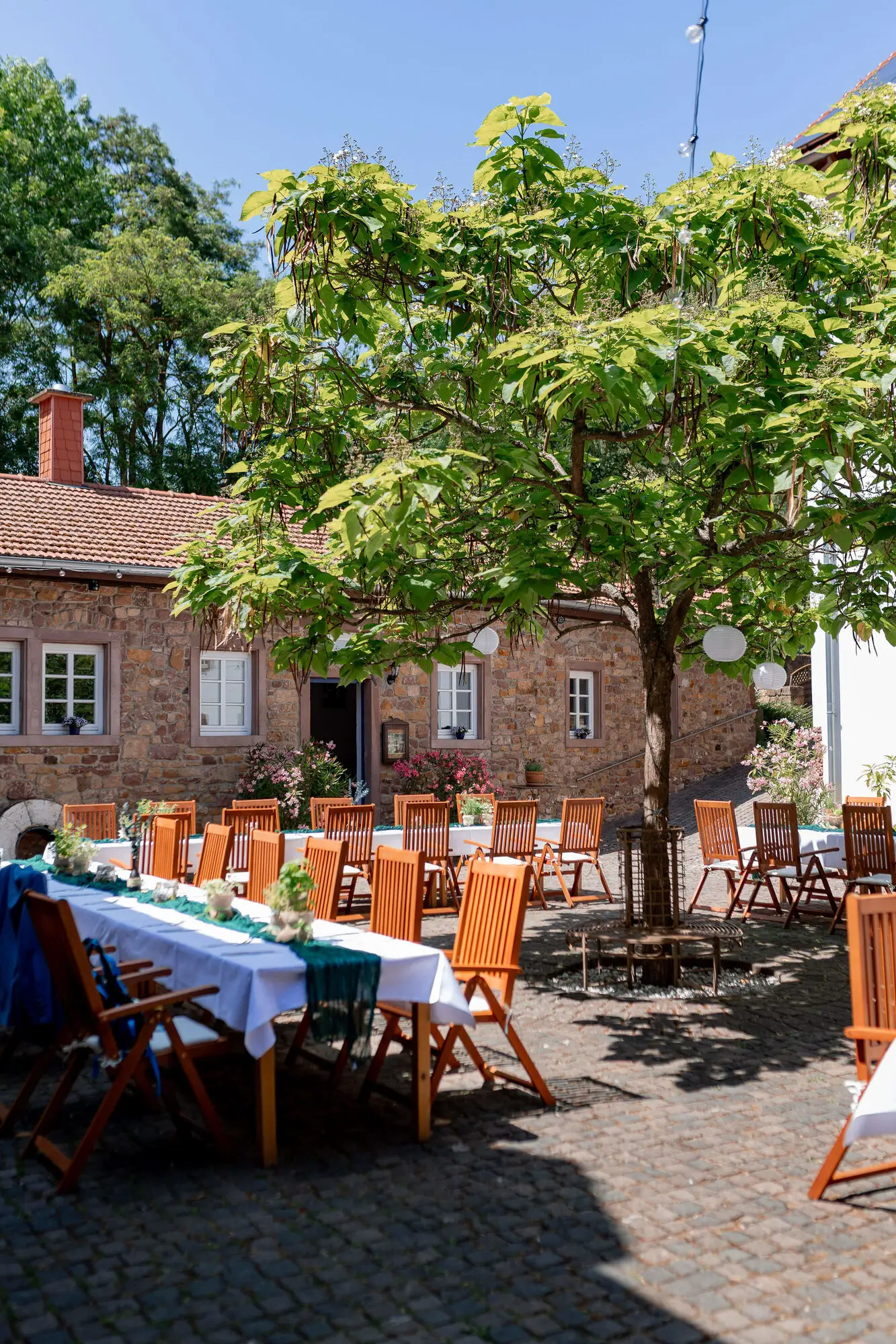 Innenhof mit dekorierter Tafel und Blumenschmuck