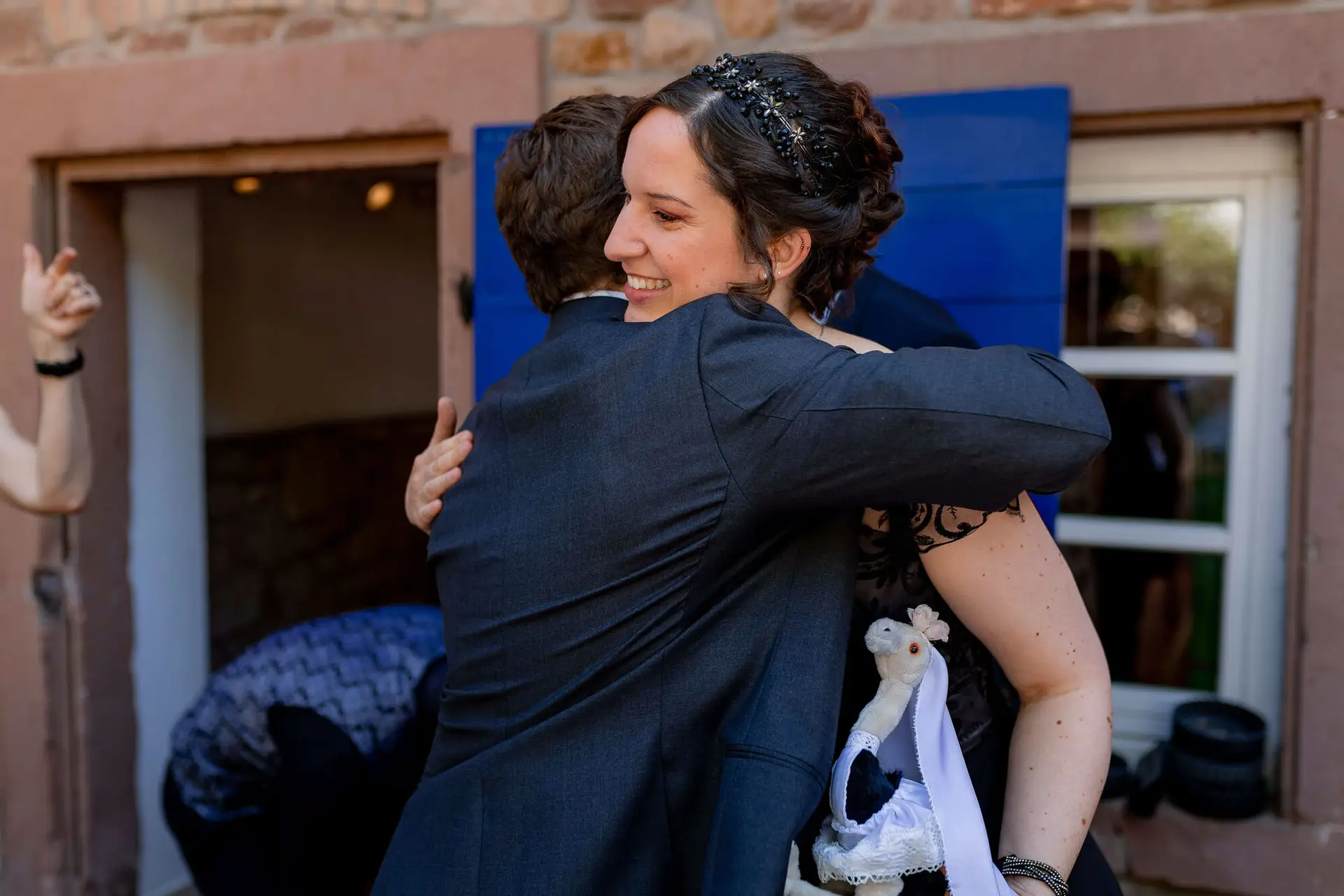 Brautpaar umarmt sich nach der Trauung