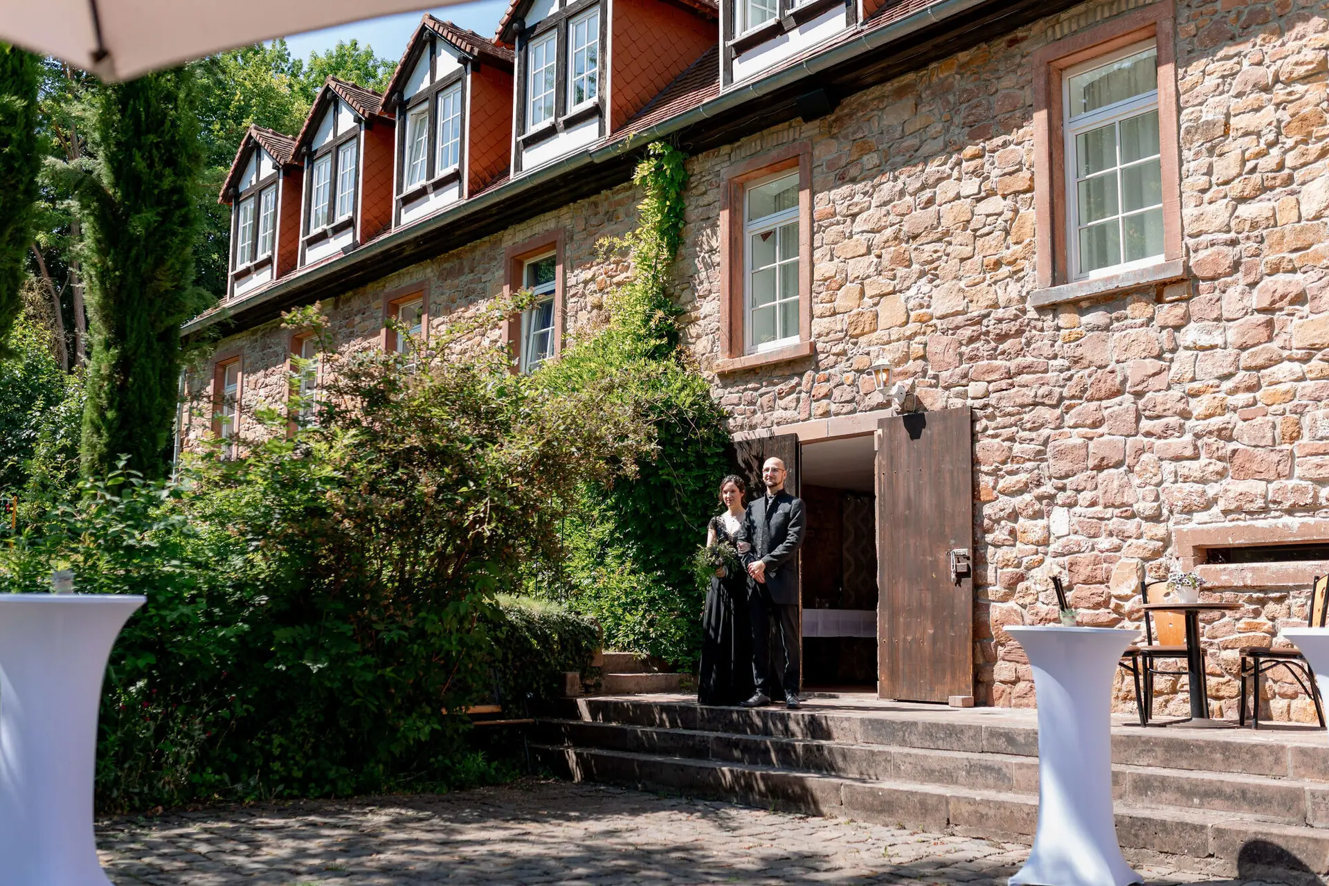 Hochzeitsgäste verfolgen die Trauung