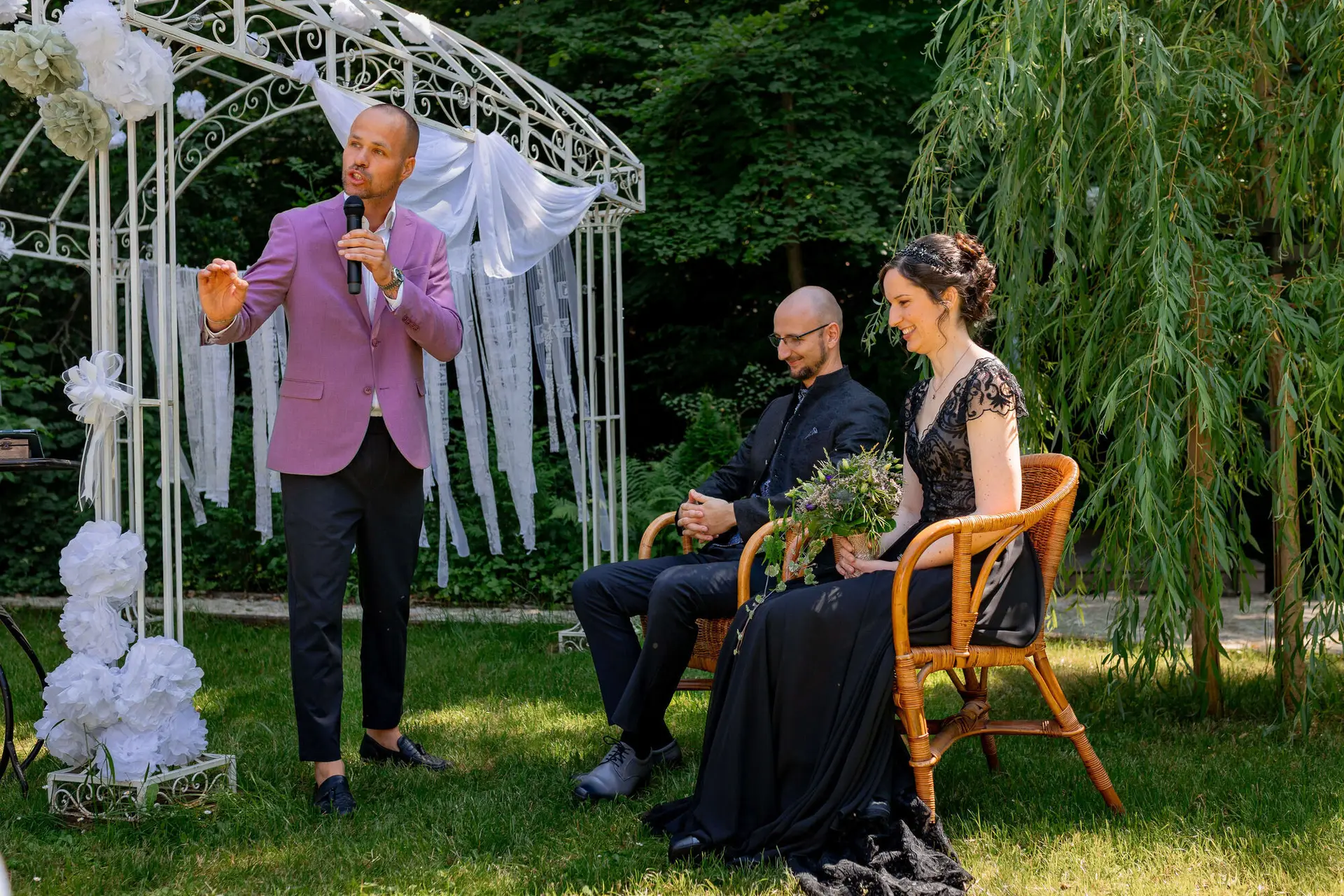 Brautpaar unter dem Traubogen während der Zeremonie