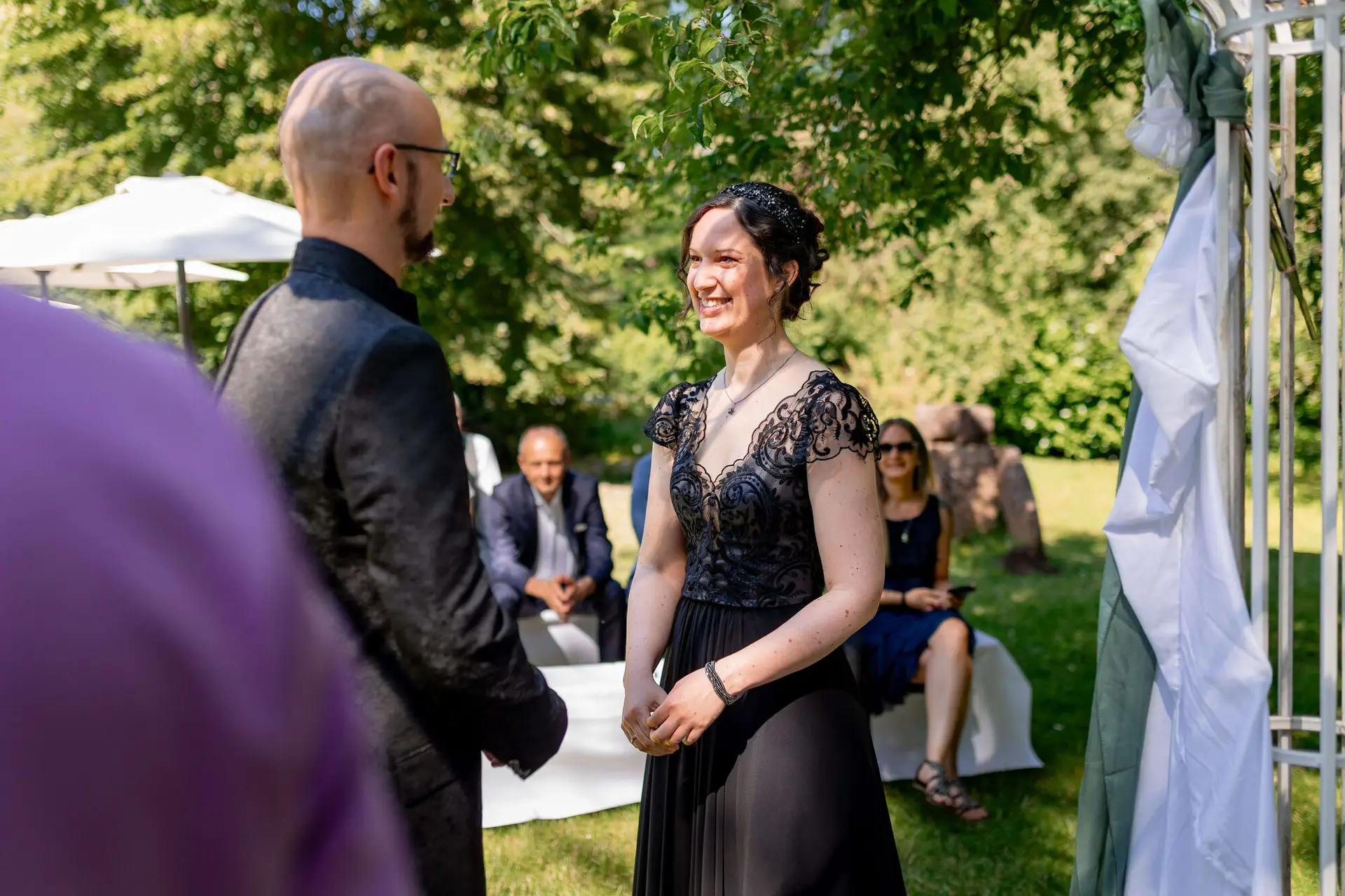 Brautpaar lächelt sich an nach der Trauung