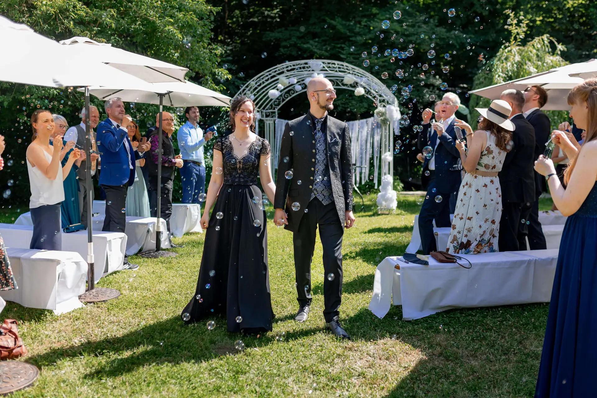 Brautpaar läuft durch Seifenblasen nach der Trauung