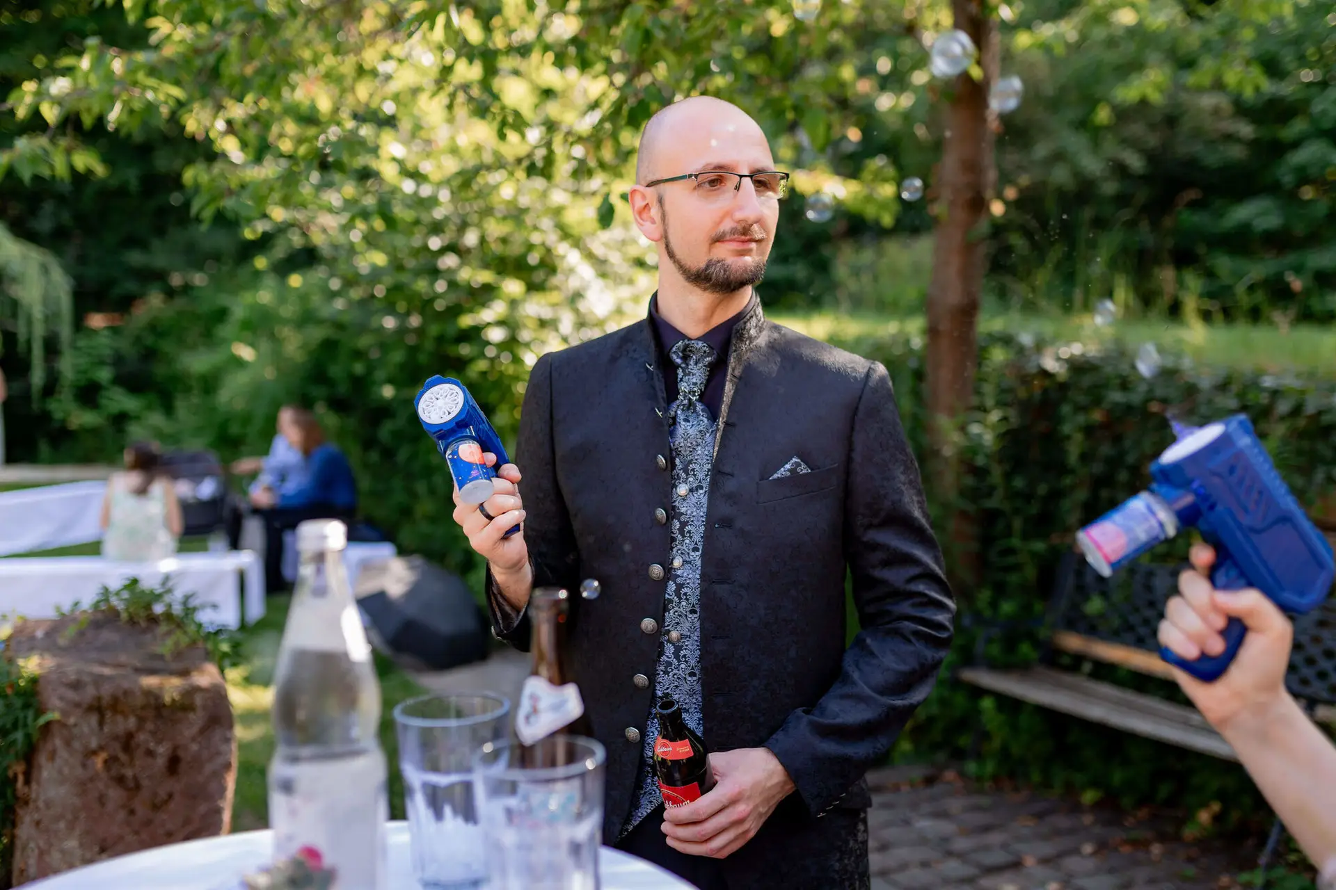 Brautpaar lächelt sich an im Garten