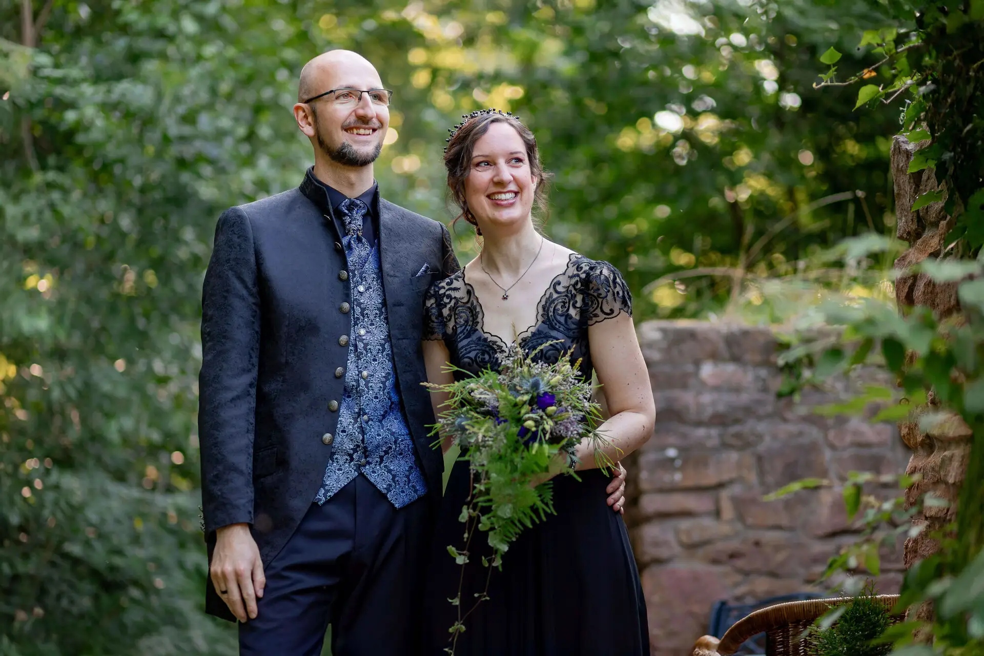 Brautpaar lächelt im grünen Garten