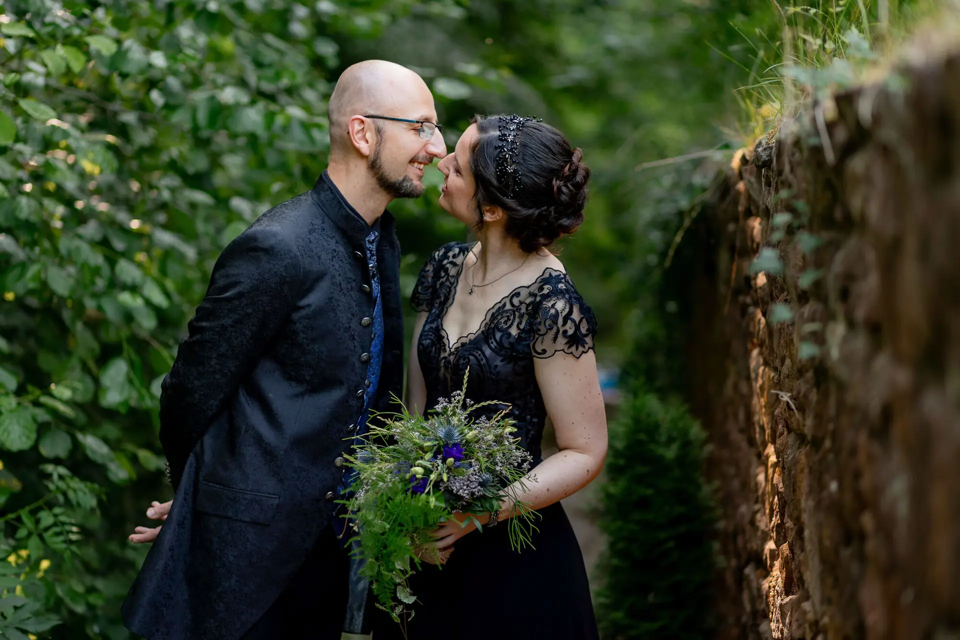 Brautpaar küsst sich unter der Laube