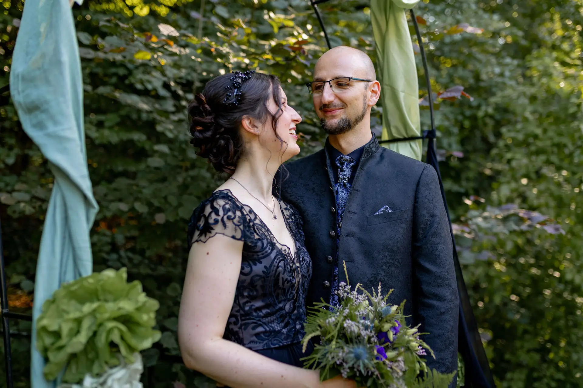 Glückliches Brautpaar steht sich gegenüber