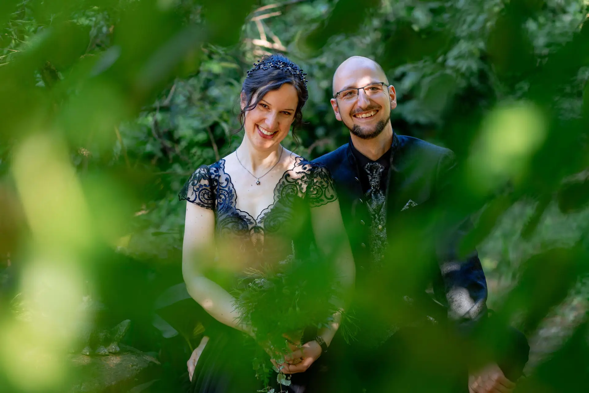 Brautpaar unter grüner Laube