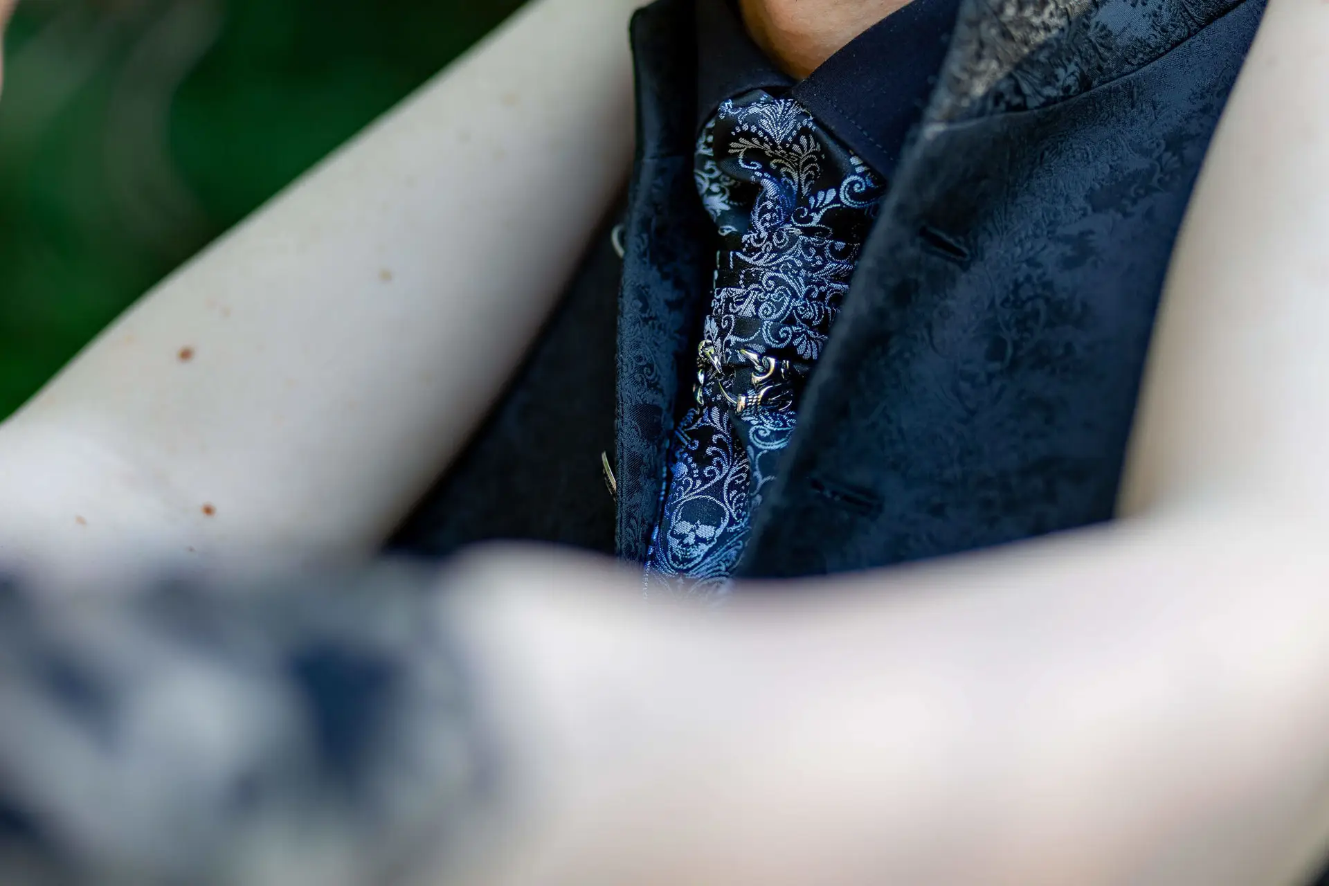 Brautpaar küsst sich liebevoll im Garten