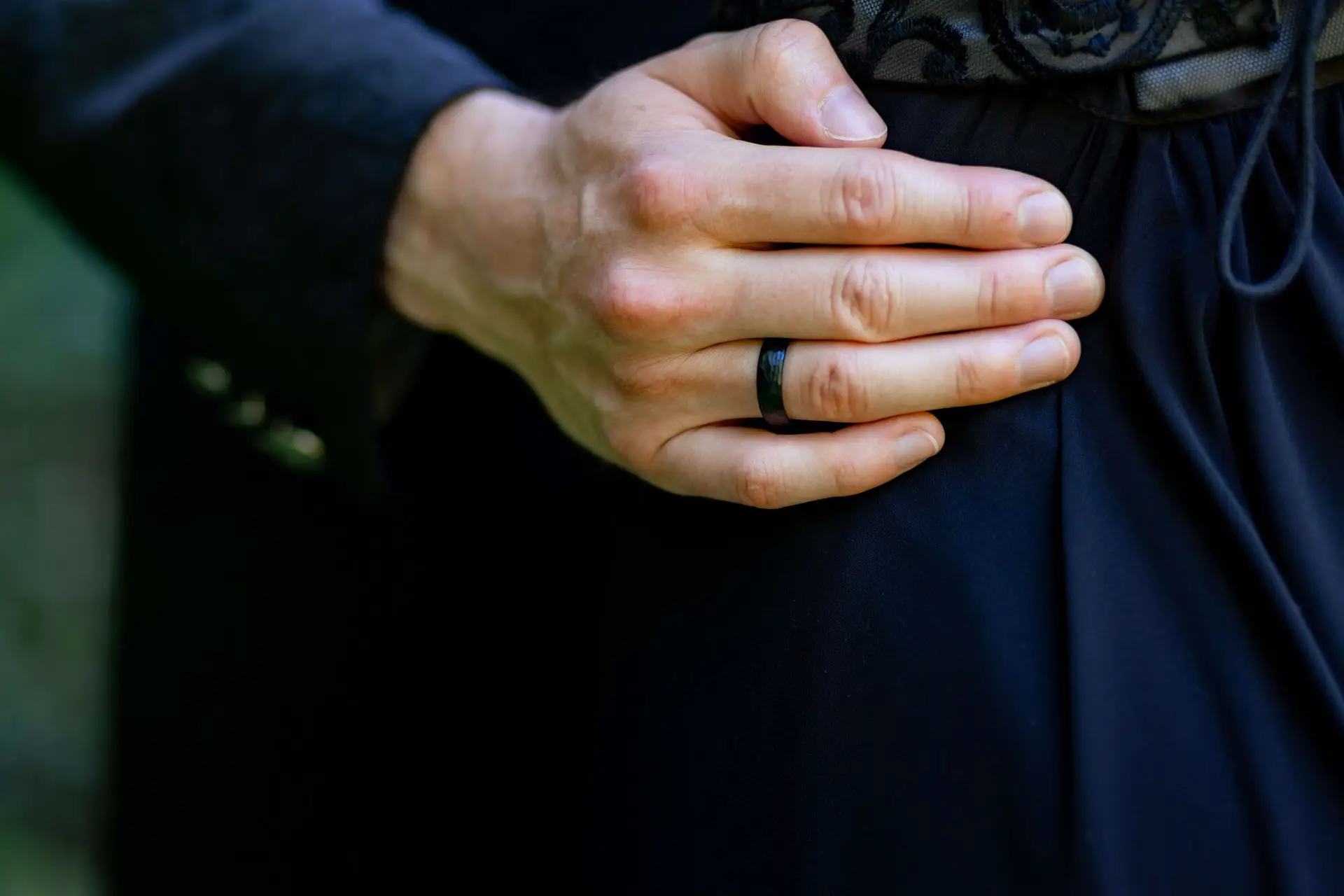 Bräutigam küsst Braut auf die Wange