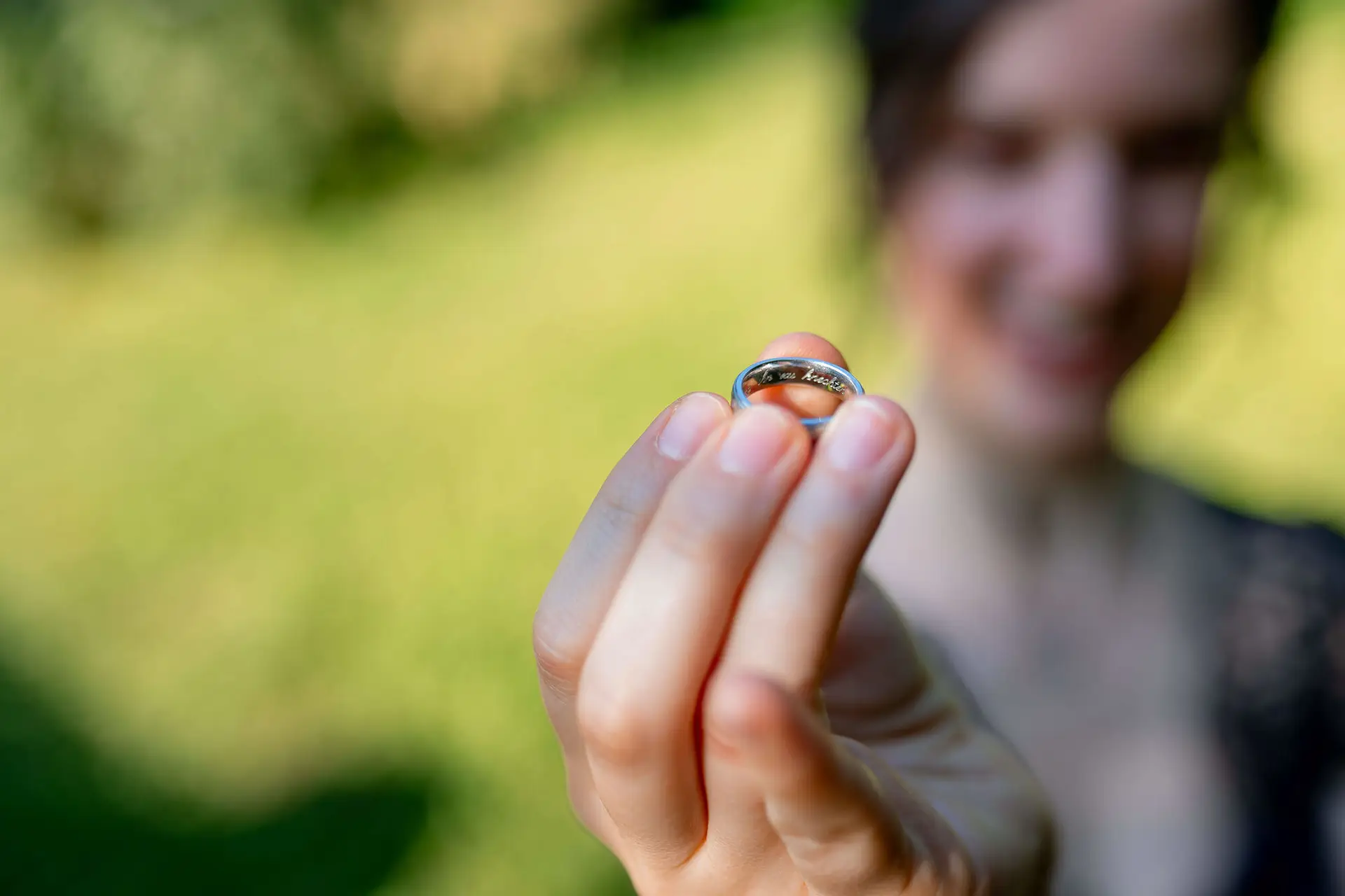 Brautpaar zeigt Eheringe