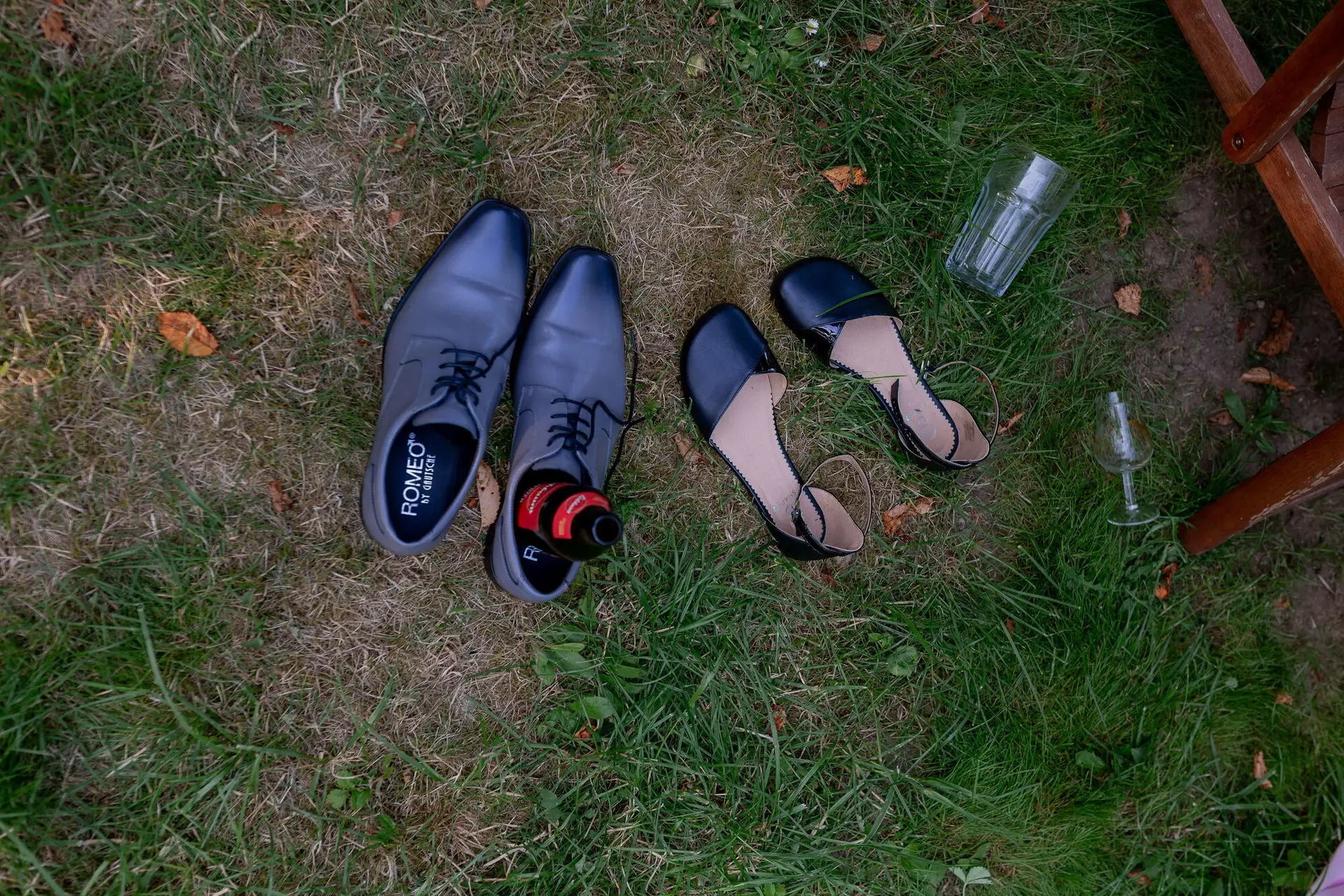 Sektempfang im Innenhof mit Hochzeitsgästen am Tisch