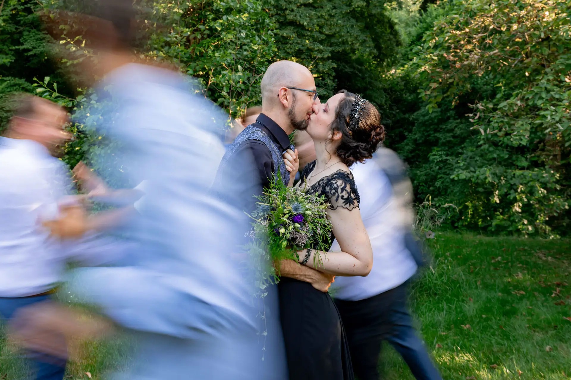 Hände des Brautpaares mit Brautstrauß