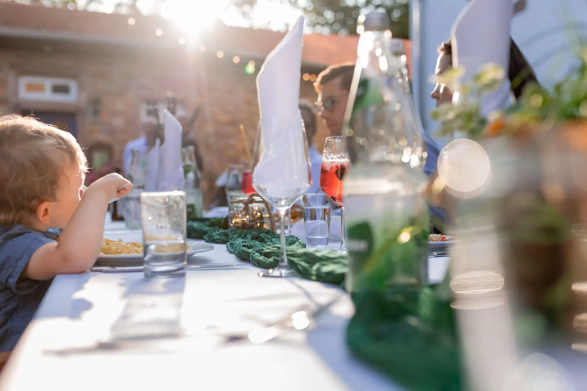 Fotogalerie mit Hochzeitsfotos an rote Schnur gehängt