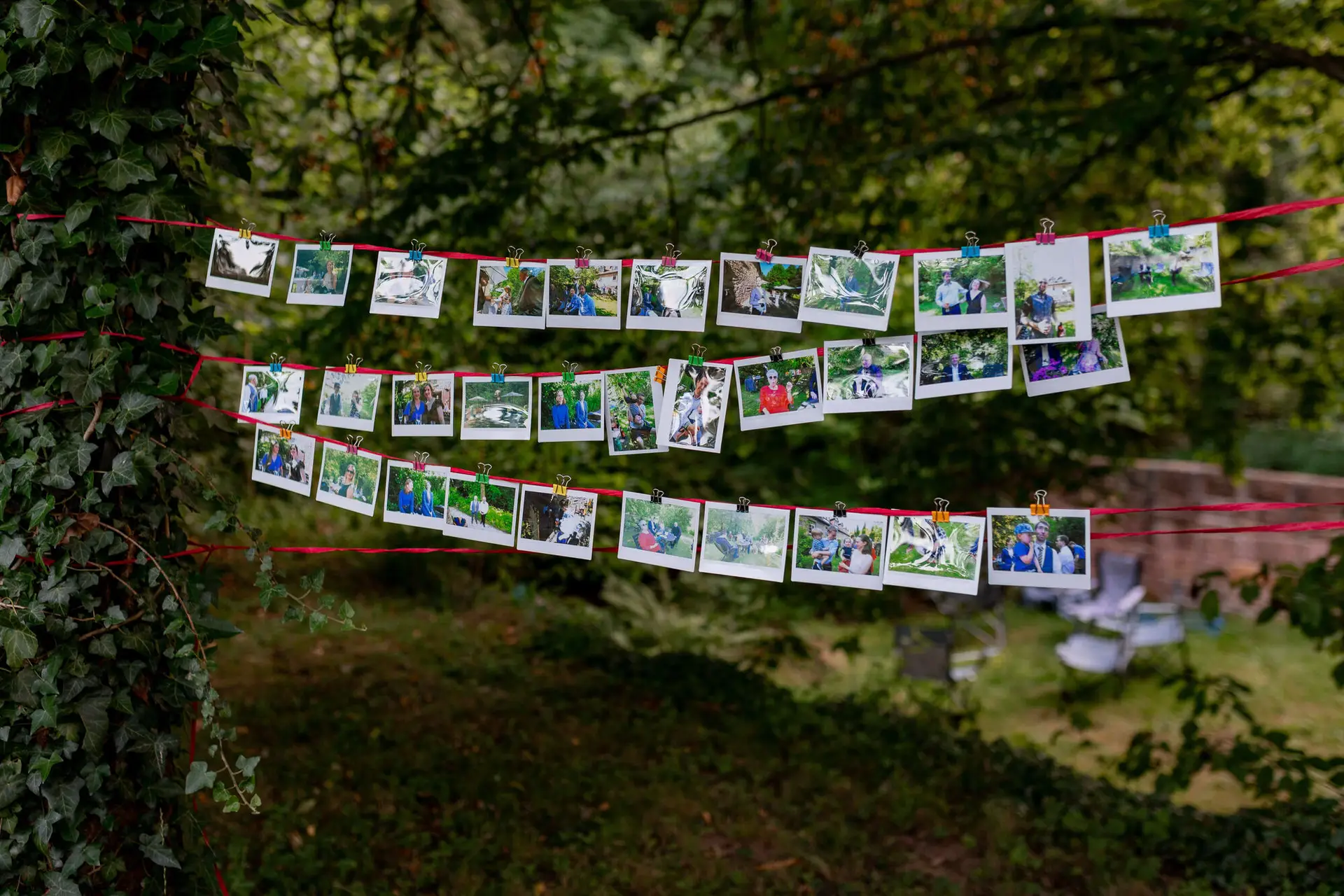 Instax Kamera und Gästebuch auf weißem Tablett