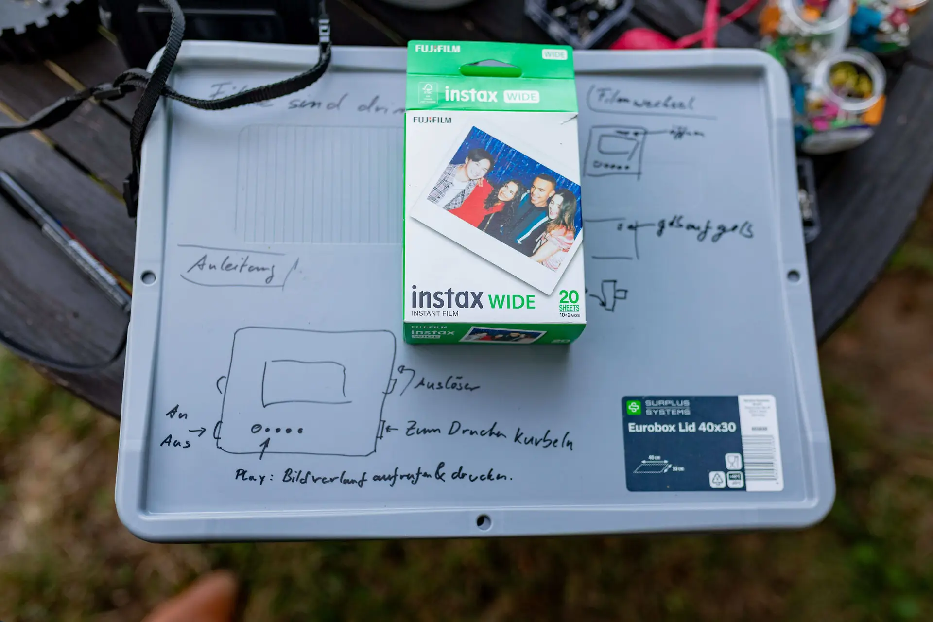 Hochzeitsfeier im beleuchteten Innenhof