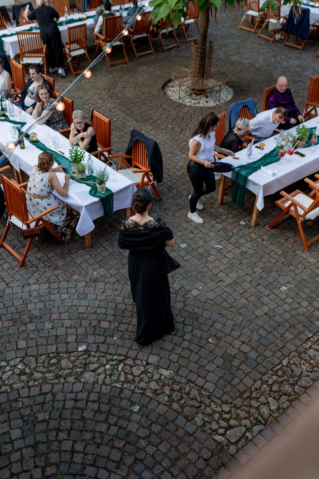 Brautpaar tanzt glücklich im Partykeller