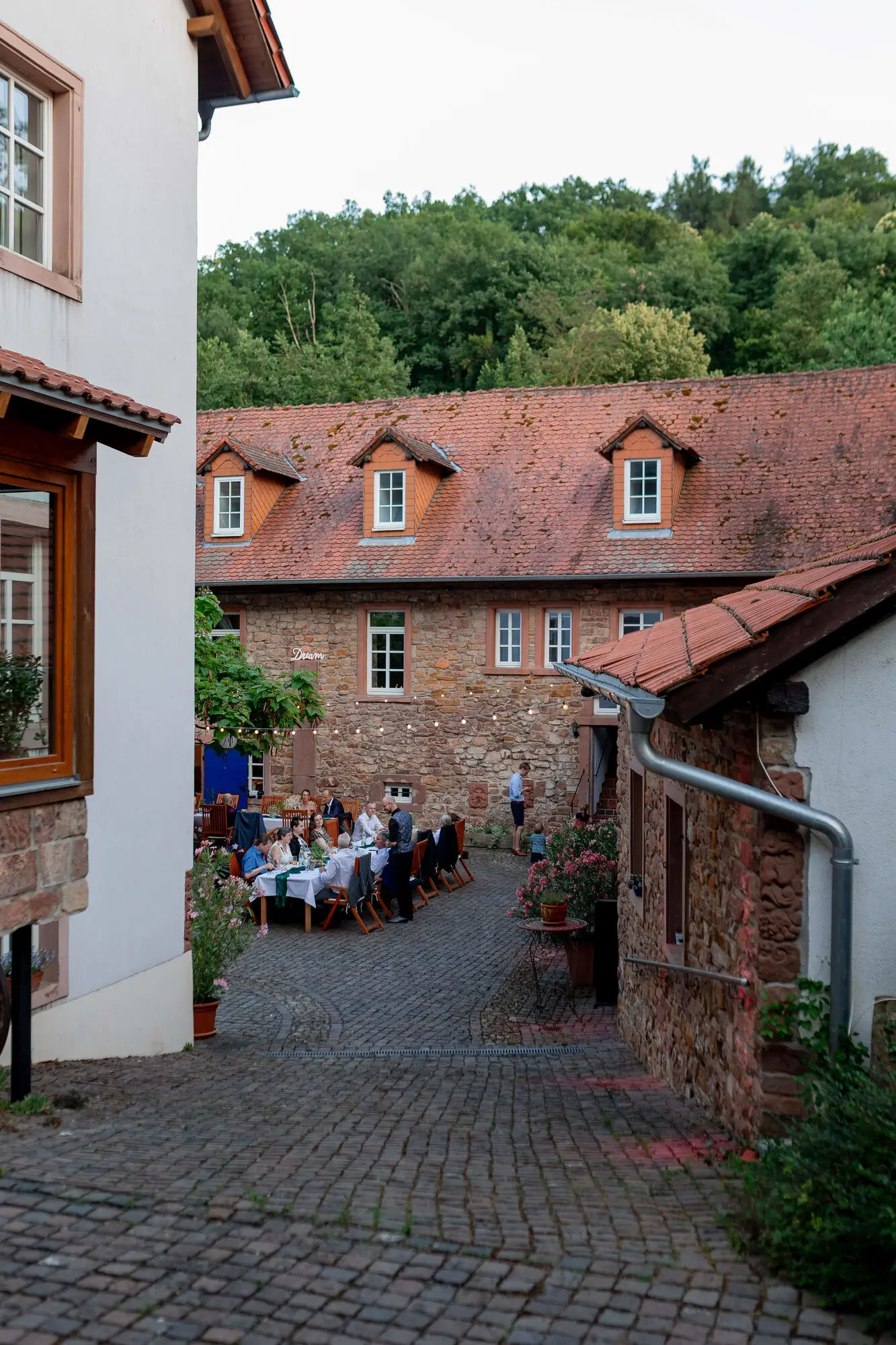 Brautpaar unter magenta Beleuchtung beim Tanz