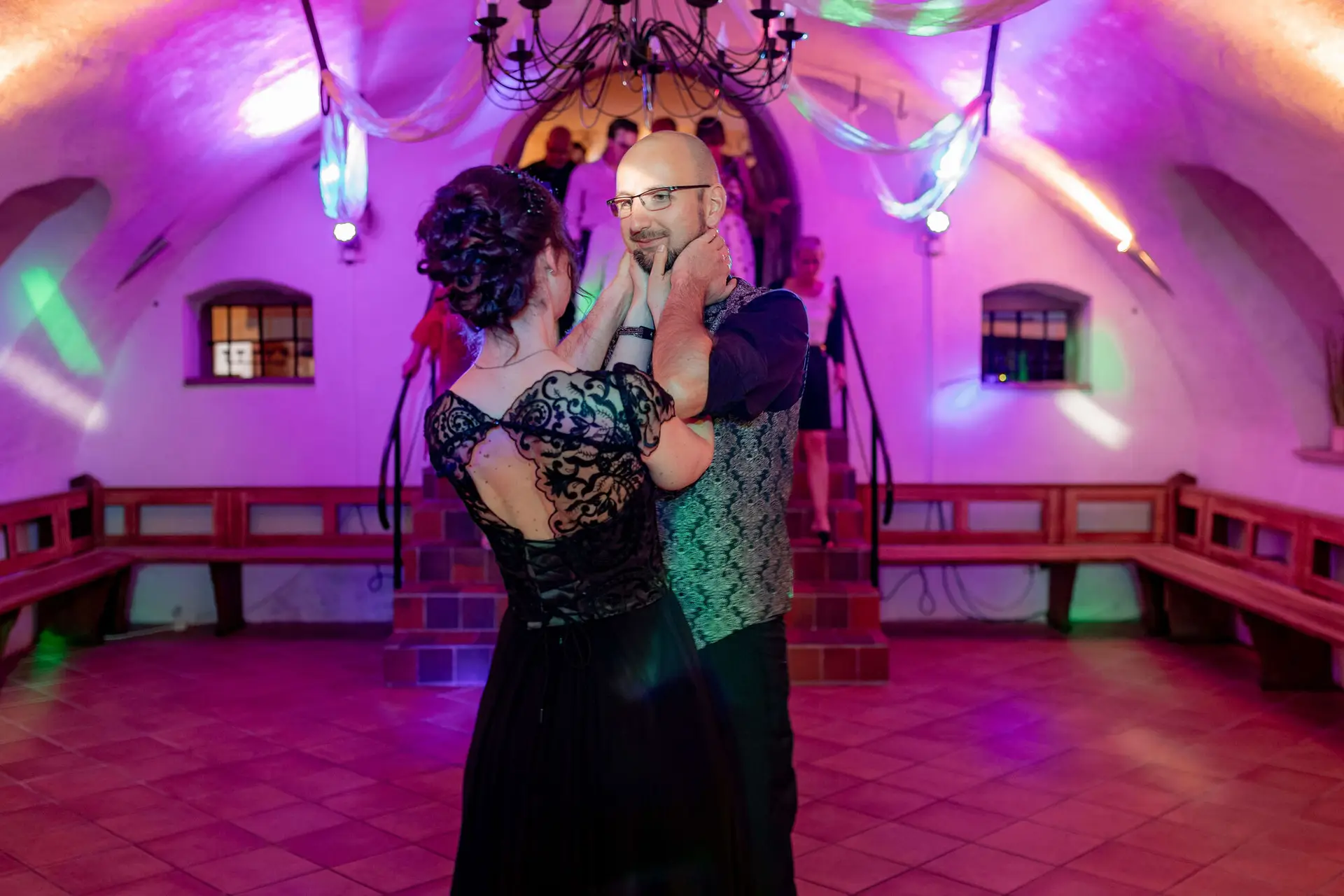 Brautpaar tanzt in bunter Parchenbeleuchtung