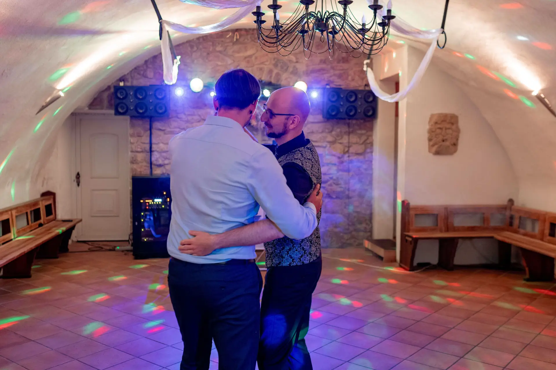 Brautpaar umarmt sich im Party-Keller