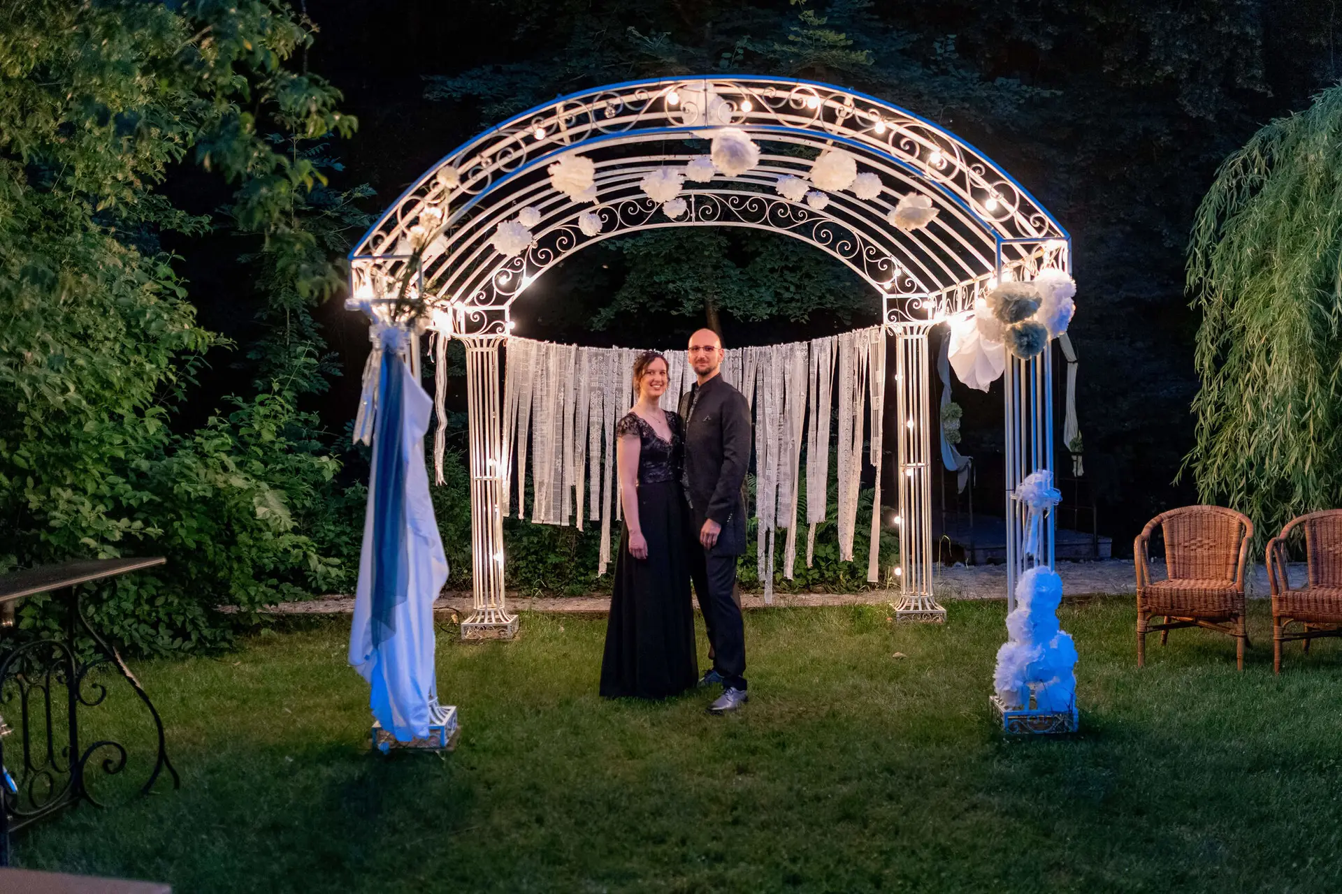 Brautpaar unter beleuchteter Laube beim nächtlichen Shooting