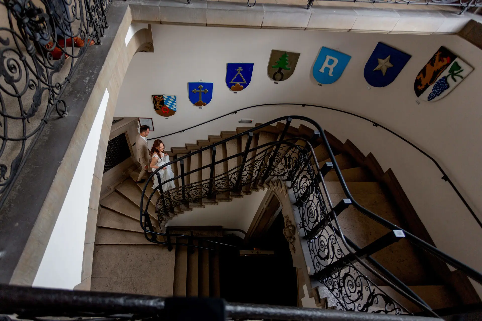 Brautpaar geht das historische Treppenhaus im Standesamt Weinheim hinunter