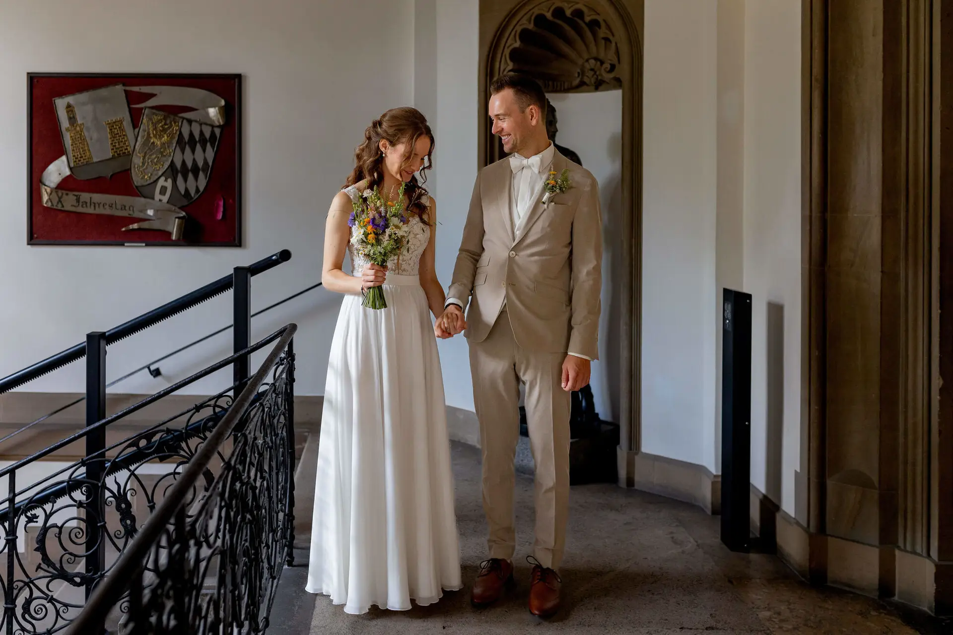 Brautpaar Hand in Hand im Flur des Standesamts Weinheim mit Brautstrauß
