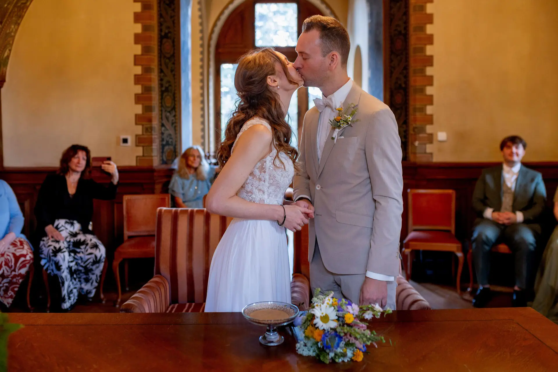 Brautpaar küsst sich nach dem Ja-Wort im Standesamt Weinheim