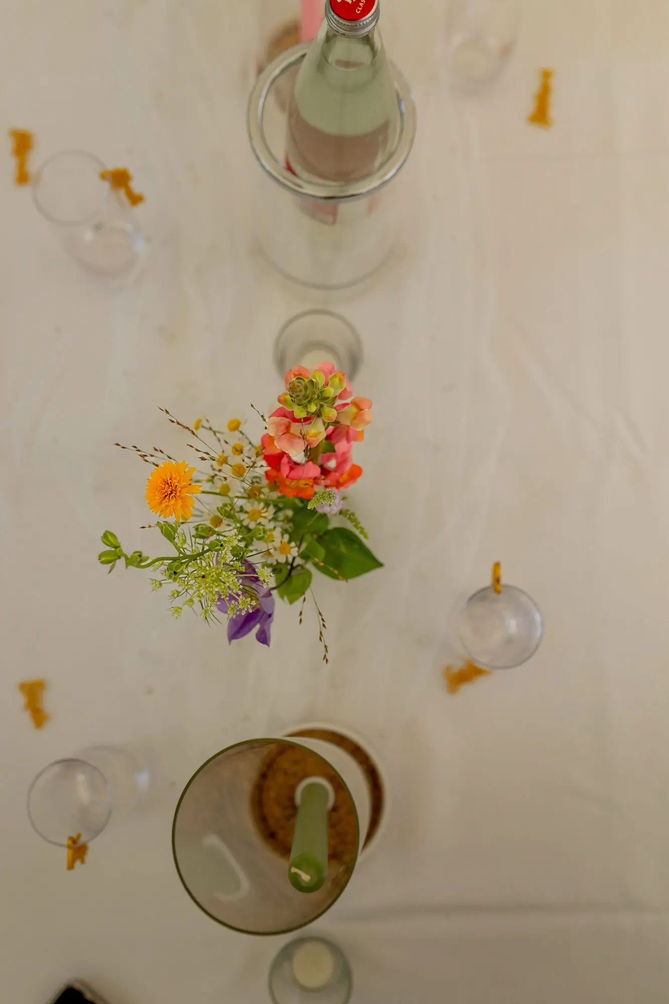 Blumenarrangement mit Margeriten und Hortensien von oben auf weißer Tischdecke