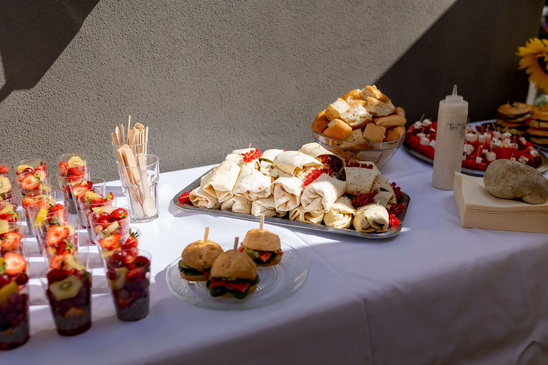 Fingerfood-Buffet mit Wraps, Obstsalat und Mini-Burgern
