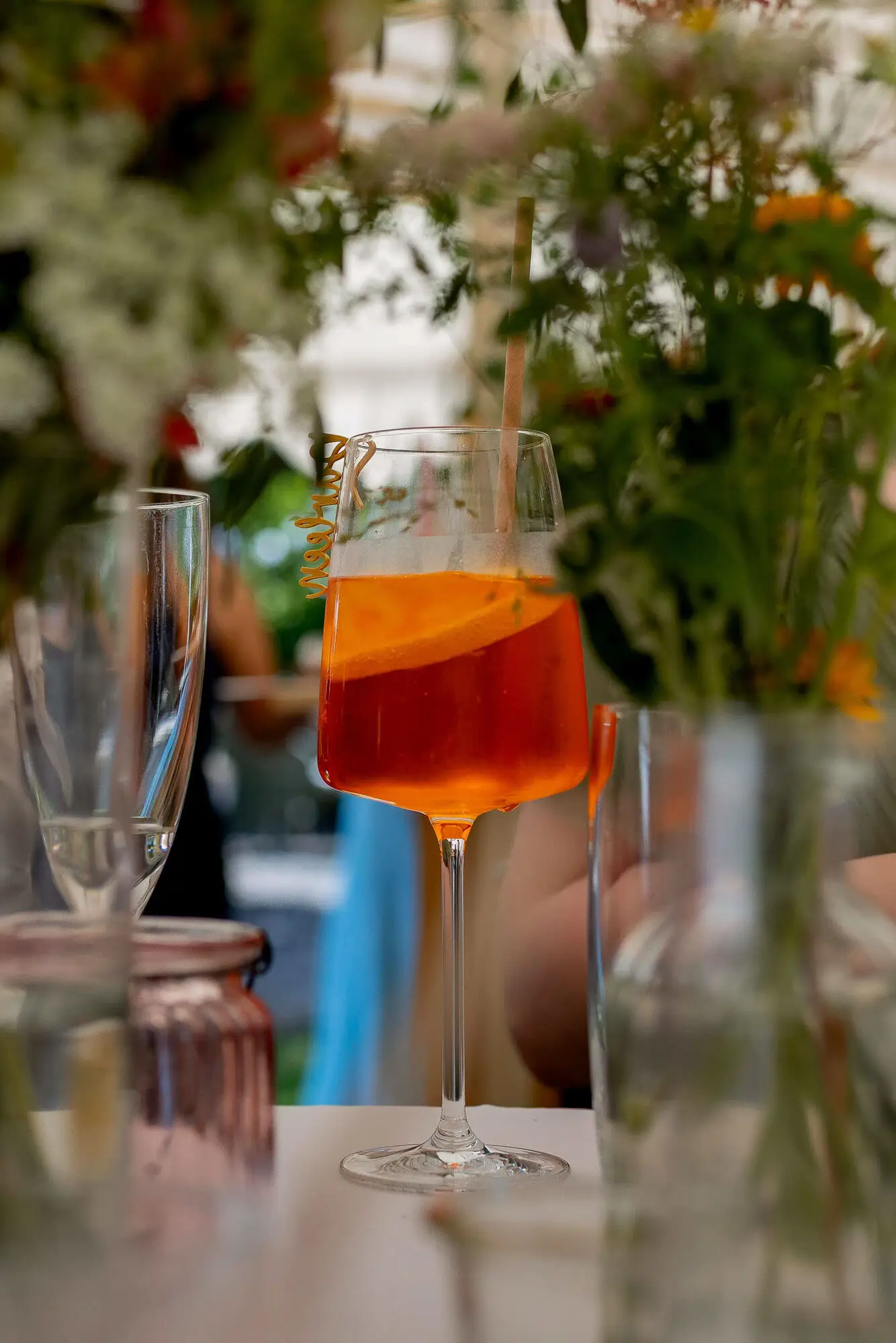 Aperol Spritz mit Namensschildchen auf dem dekorierten Hochzeitstisch