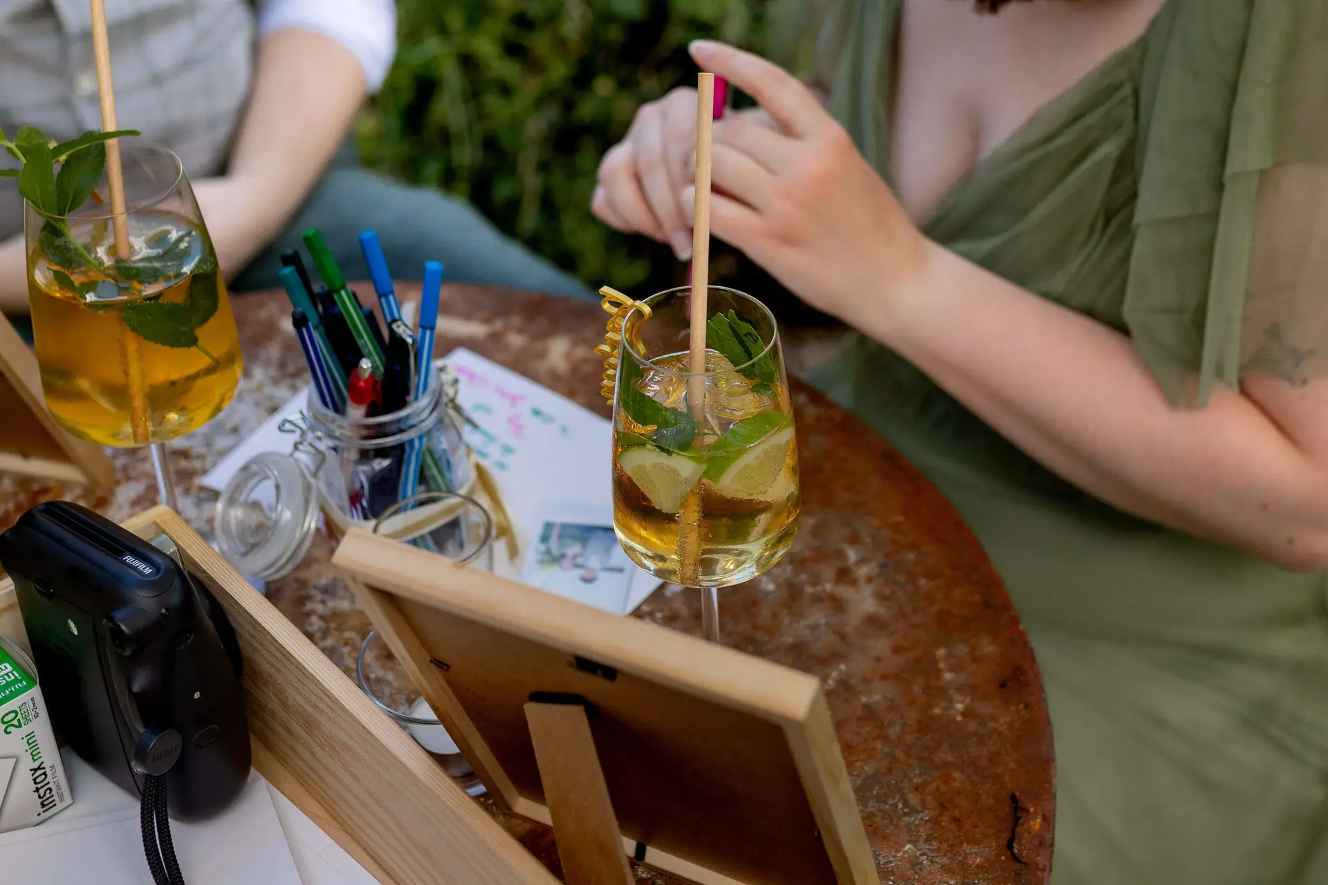 Mojitos und Instax-Kamera mit bunten Stiften am Gästebuch-Tisch